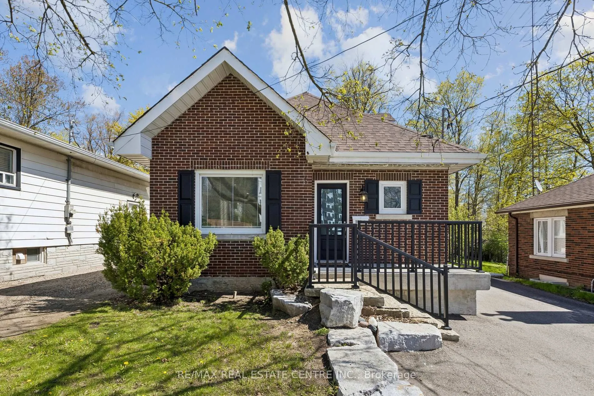 Photo 2 of 194 Silvercreek Parkway S, Guelph, Junction/Onward Willow — HOMEH