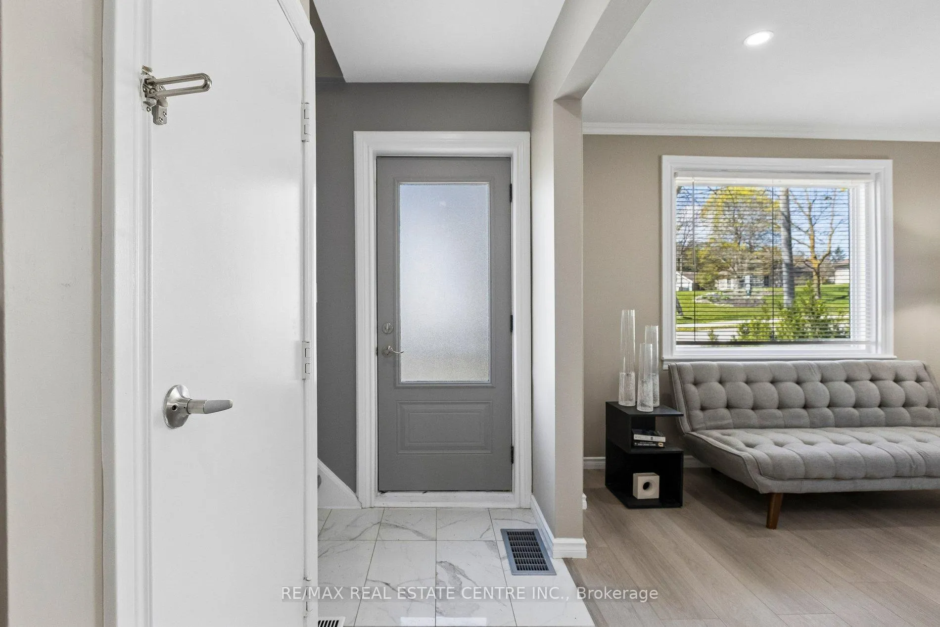 Photo 4 of 194 Silvercreek Parkway S, Guelph, Junction/Onward Willow — HOMEH