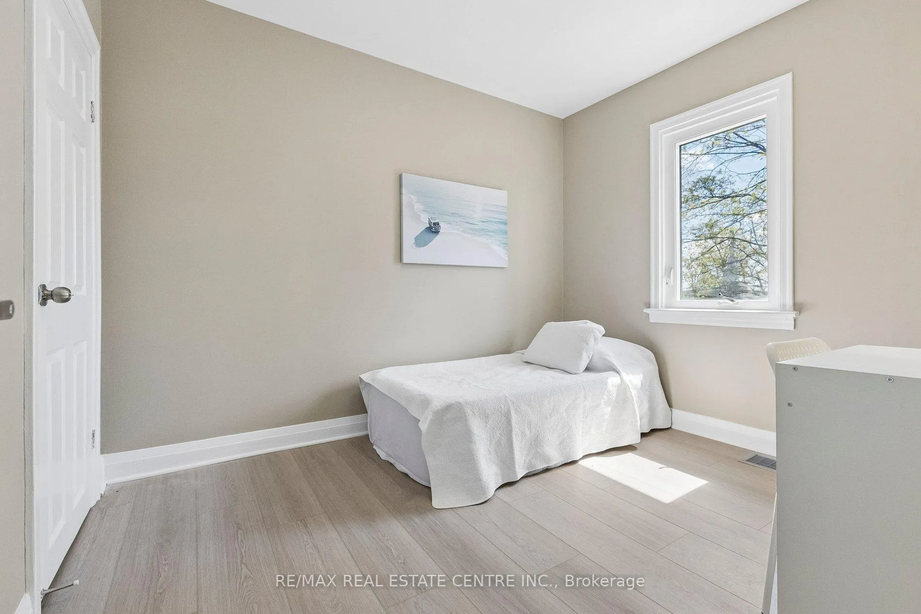 Photo 16 of 194 Silvercreek Parkway S, Guelph, Junction/Onward Willow — HOMEH