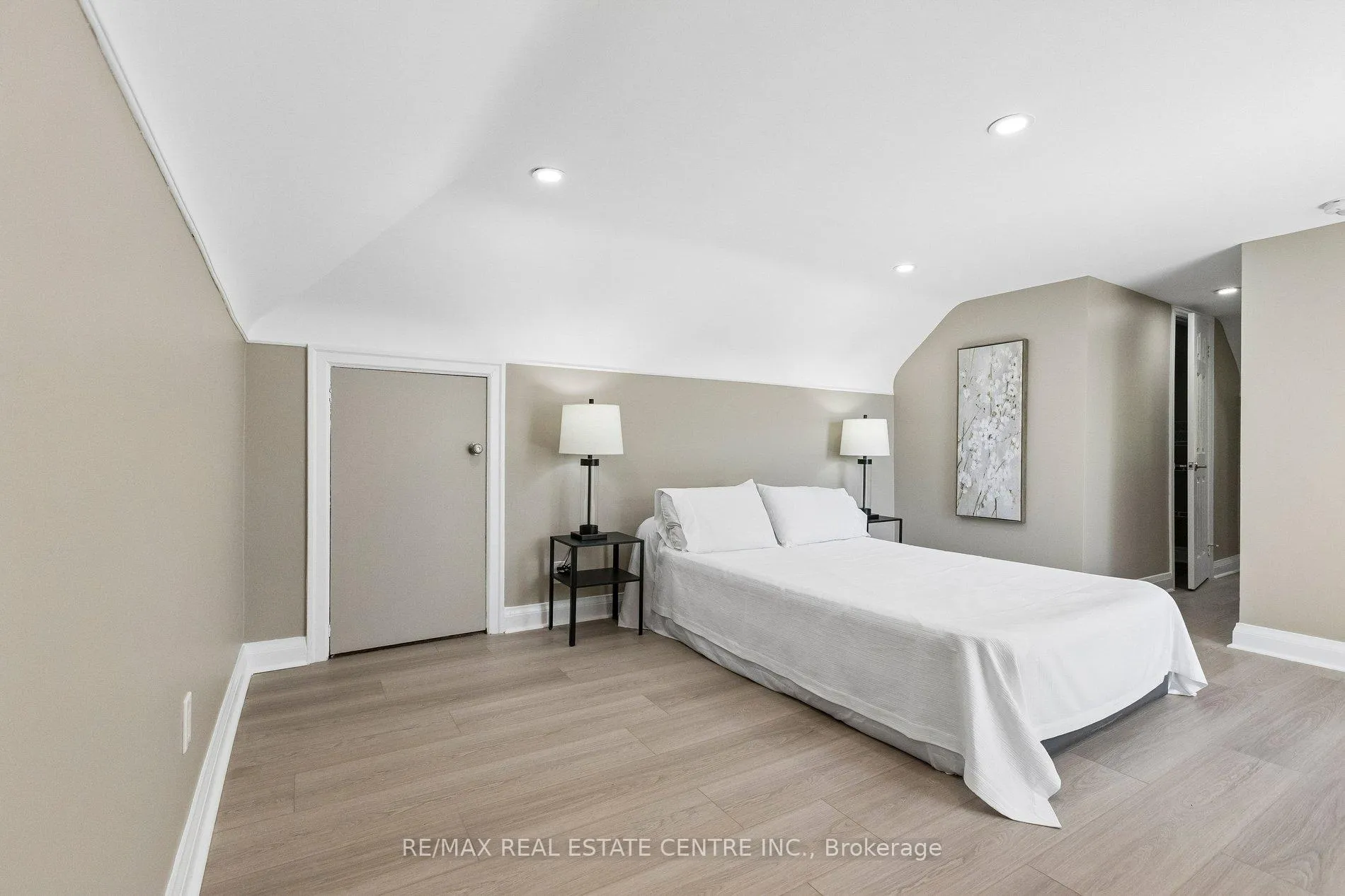Photo 21 of 194 Silvercreek Parkway S, Guelph, Junction/Onward Willow — HOMEH