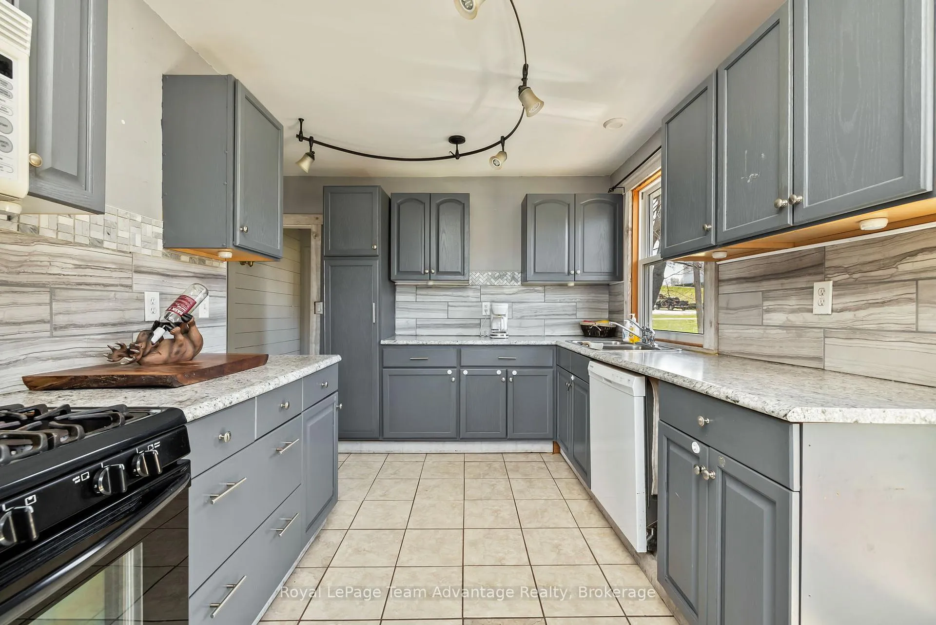 Photo 7 of 2 Meadow Street, Parry Sound — HOMEH