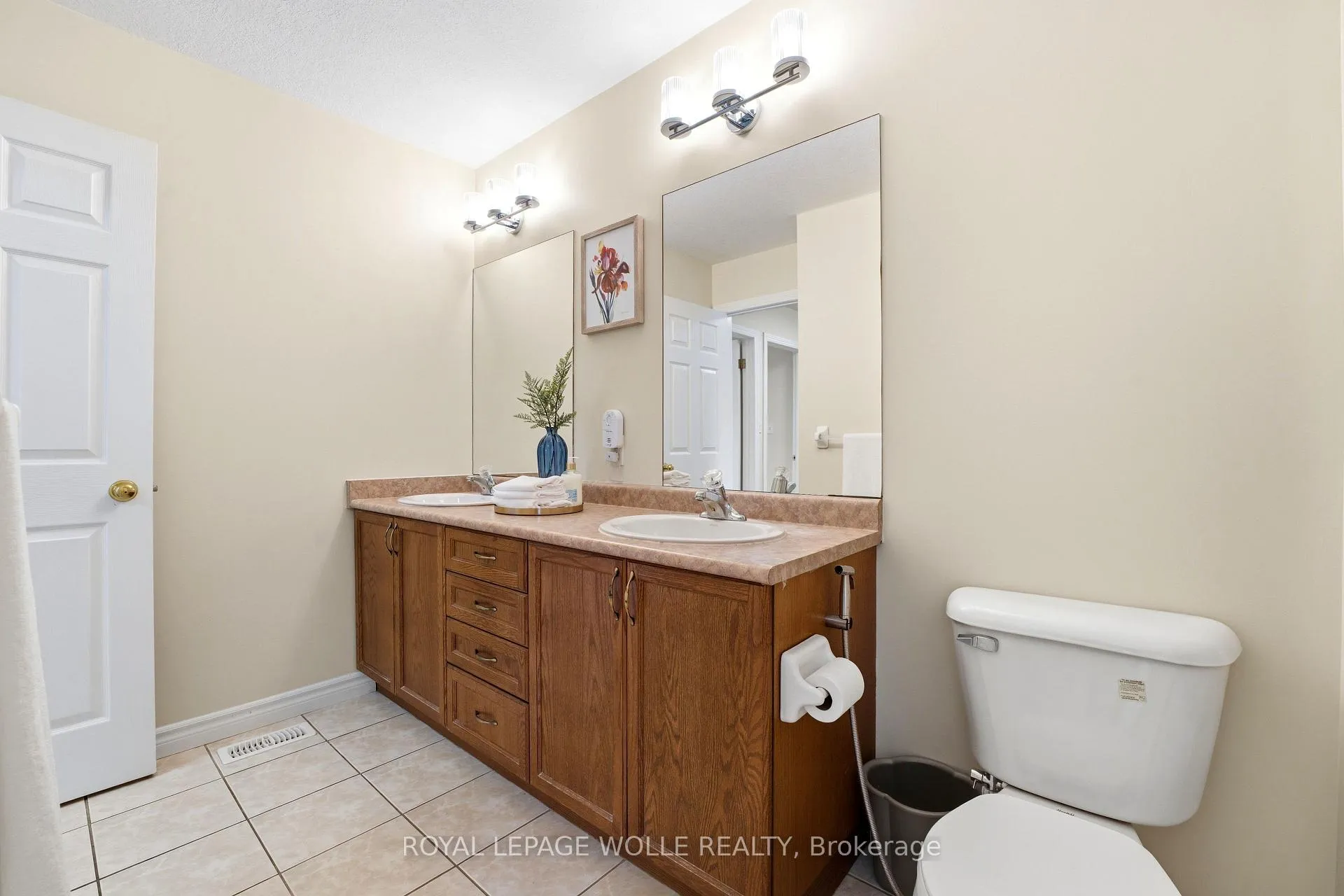 Photo 18 of 87 Ralgreen Crescent, Waterloo — HOMEH