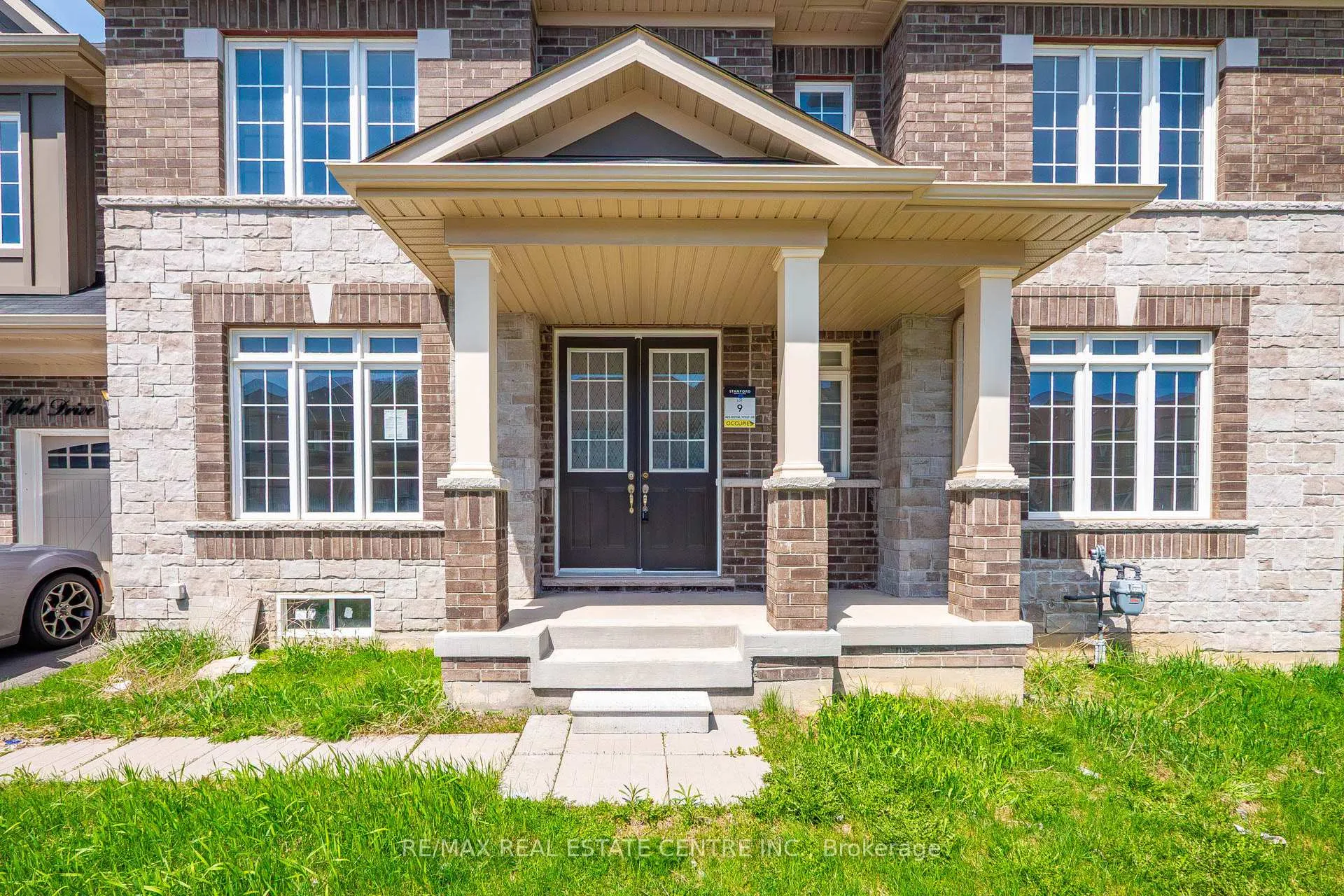 Photo 3 of 423 Royal West Drive, Brampton, Credit Valley — HOMEH