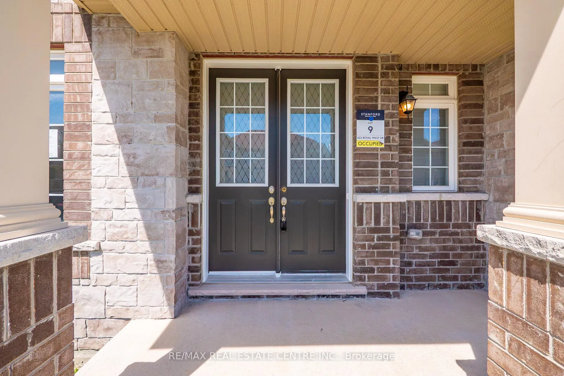 Photo 4 of 423 Royal West Drive, Brampton, Credit Valley — HOMEH