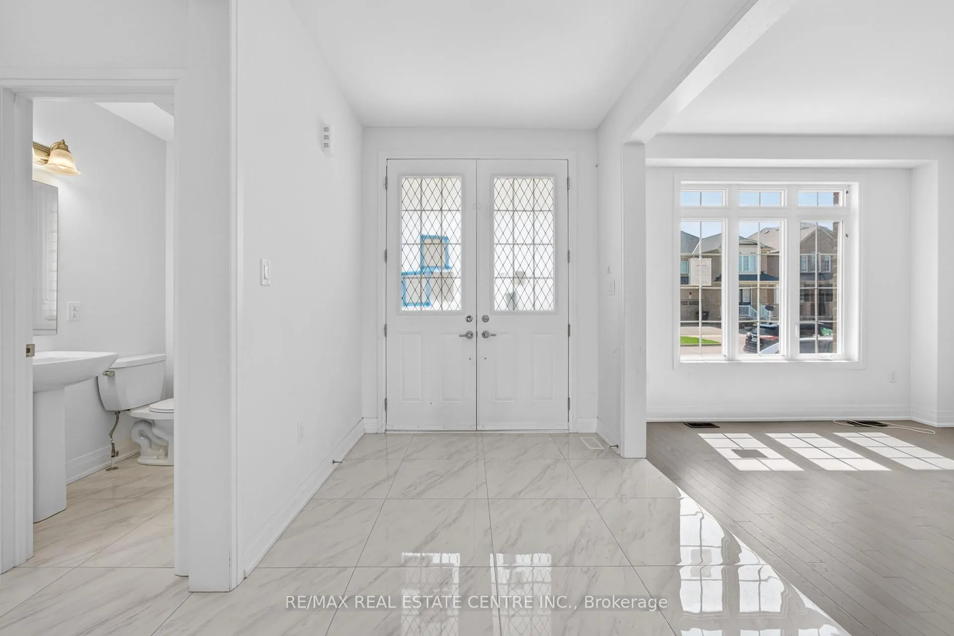 Photo 5 of 423 Royal West Drive, Brampton, Credit Valley — HOMEH