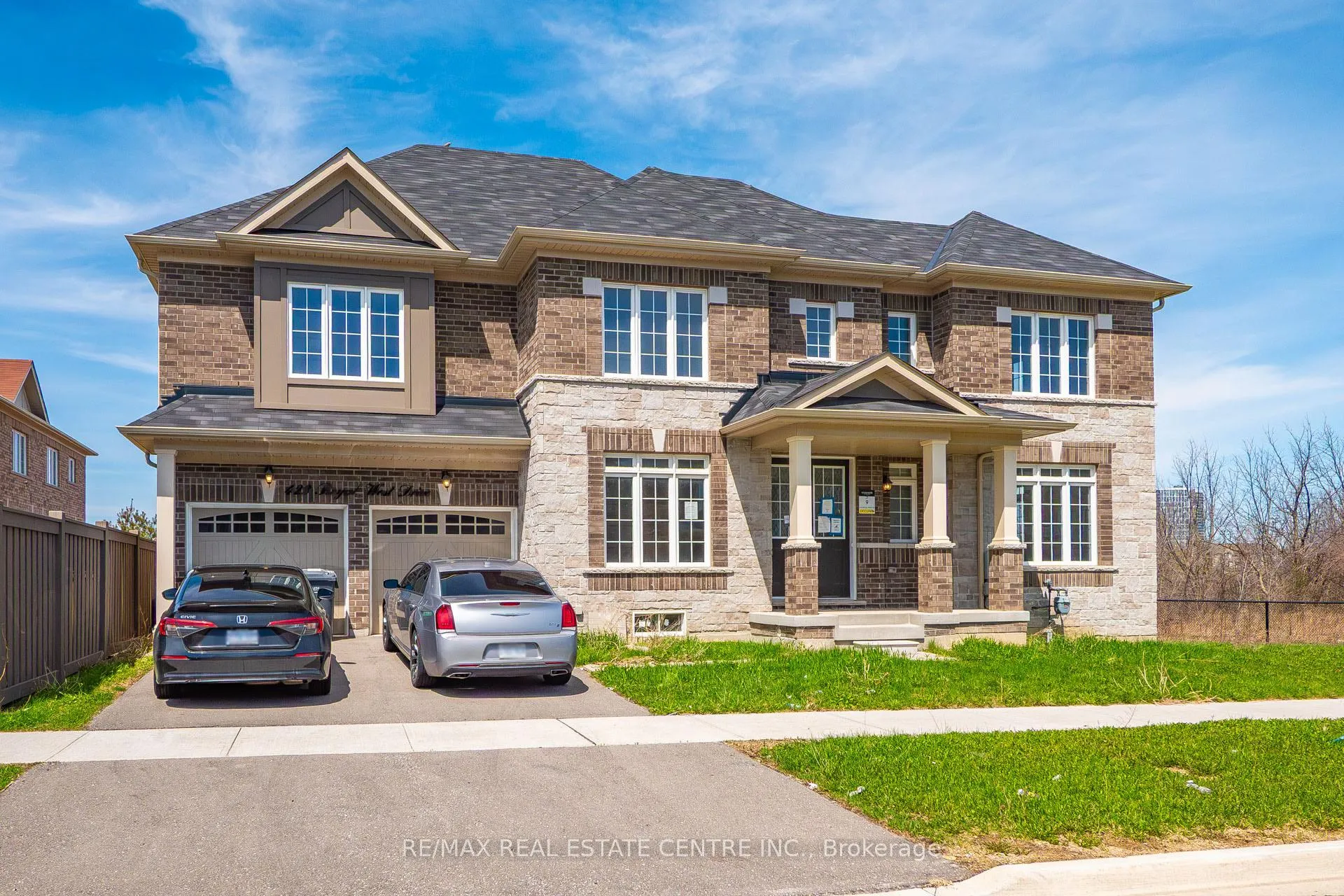 Photo 2 of 423 Royal West Drive, Brampton, Credit Valley — HOMEH