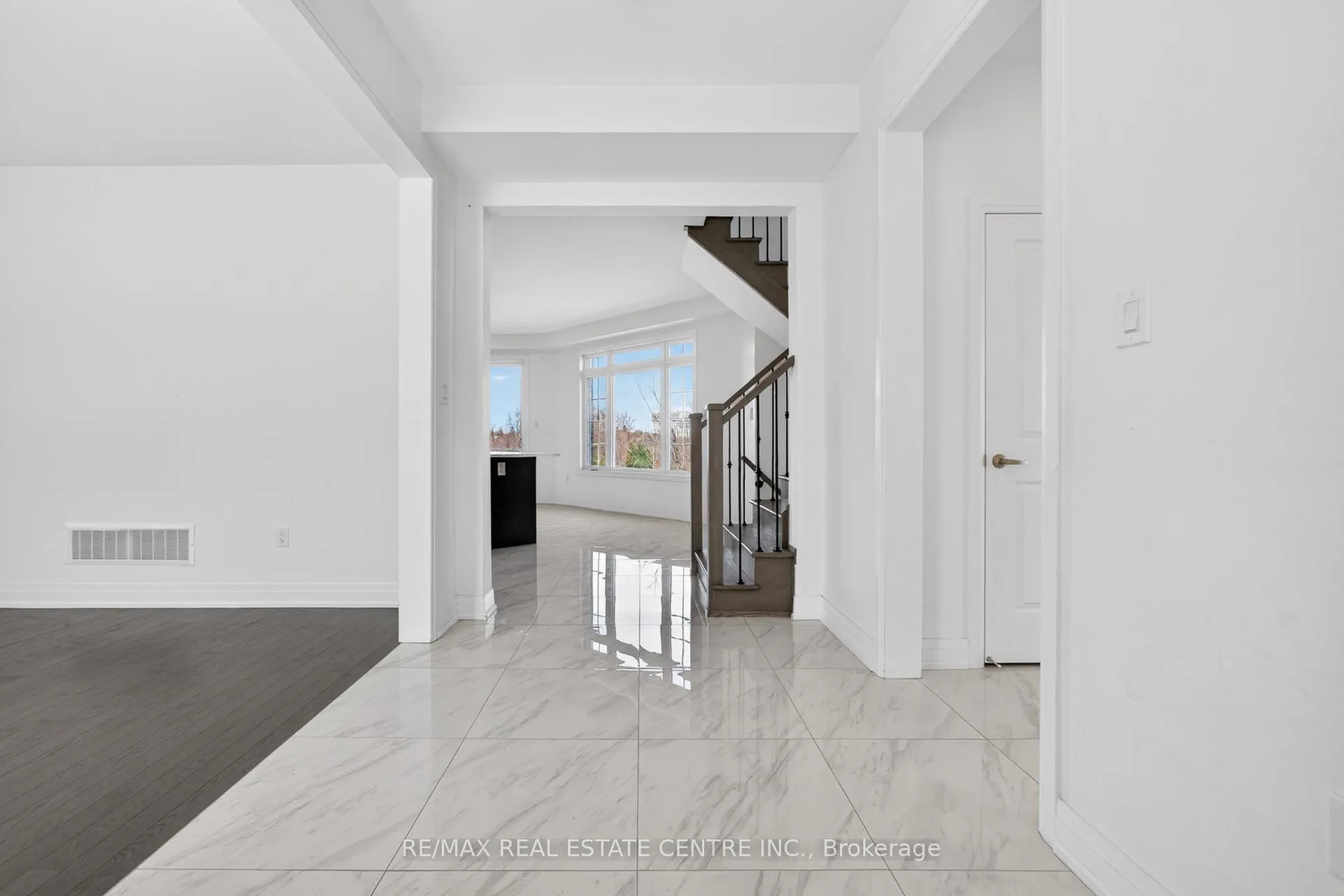 Photo 6 of 423 Royal West Drive, Brampton, Credit Valley — HOMEH
