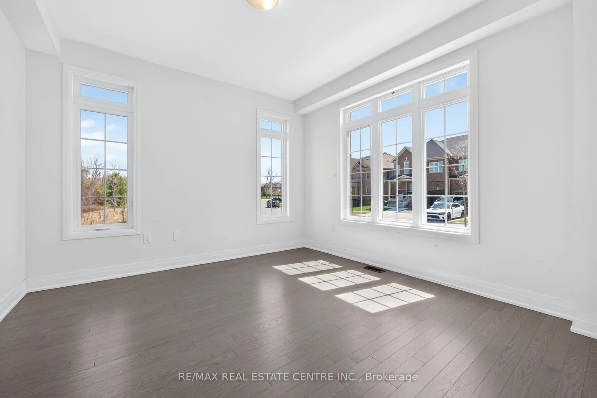 Photo 7 of 423 Royal West Drive, Brampton, Credit Valley — HOMEH