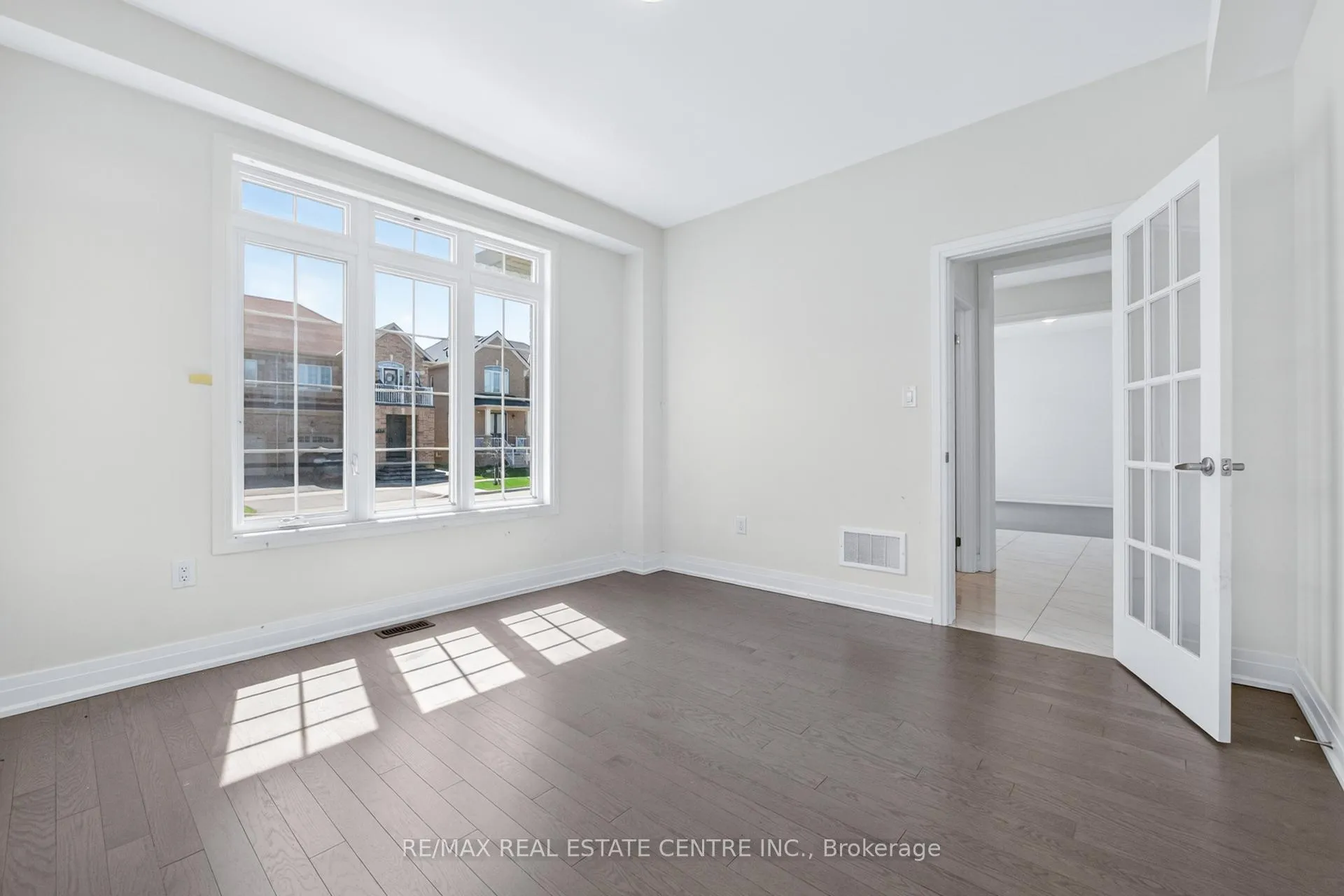 Photo 8 of 423 Royal West Drive, Brampton, Credit Valley — HOMEH