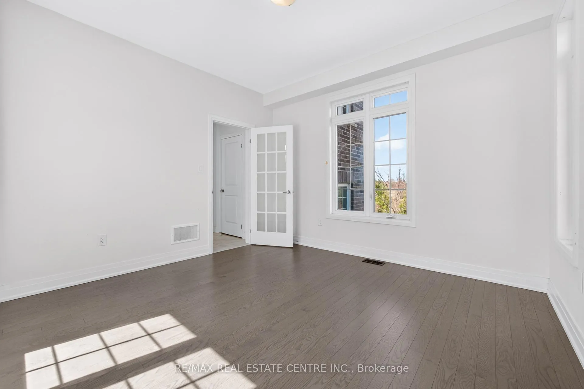 Photo 9 of 423 Royal West Drive, Brampton, Credit Valley — HOMEH