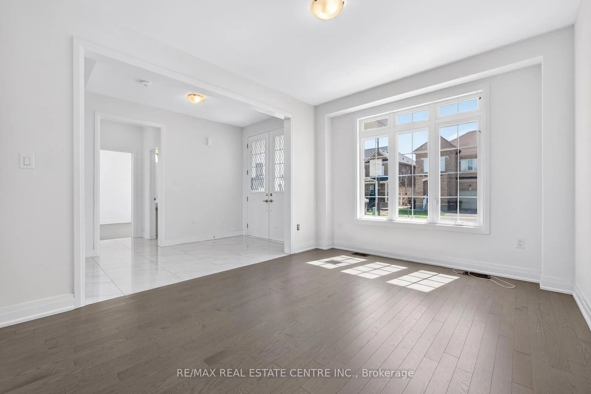 Photo 10 of 423 Royal West Drive, Brampton, Credit Valley — HOMEH