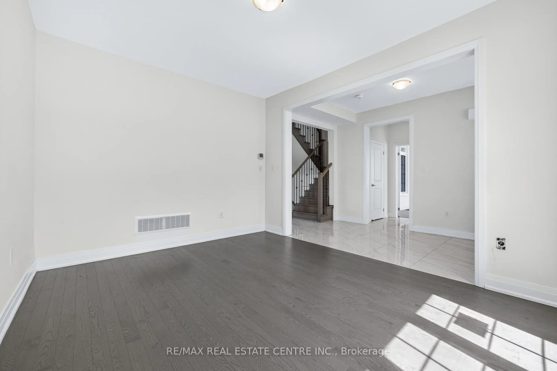 Photo 11 of 423 Royal West Drive, Brampton, Credit Valley — HOMEH