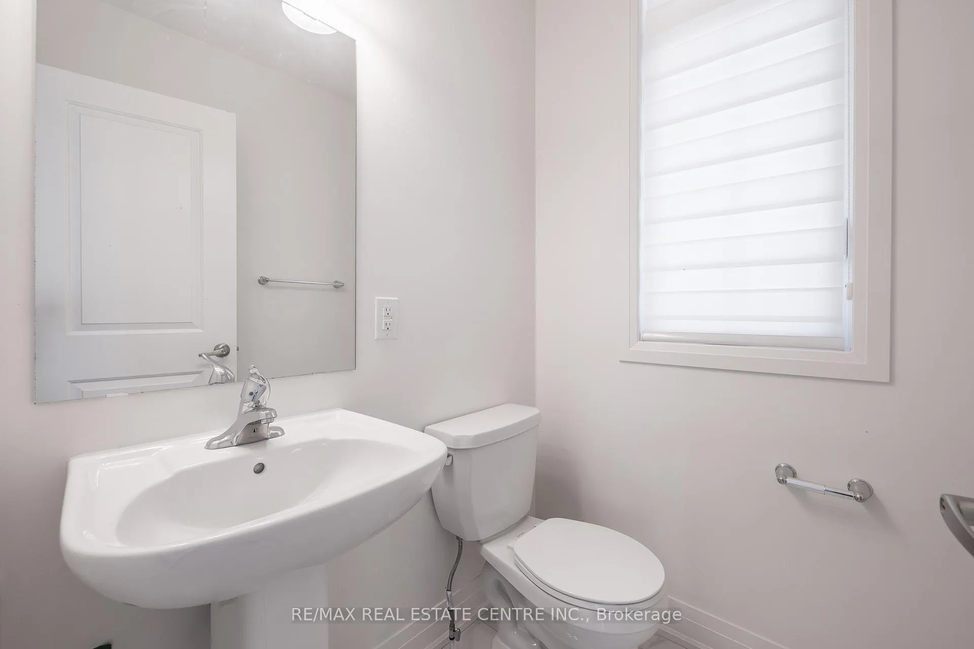 Photo 12 of 423 Royal West Drive, Brampton, Credit Valley — HOMEH