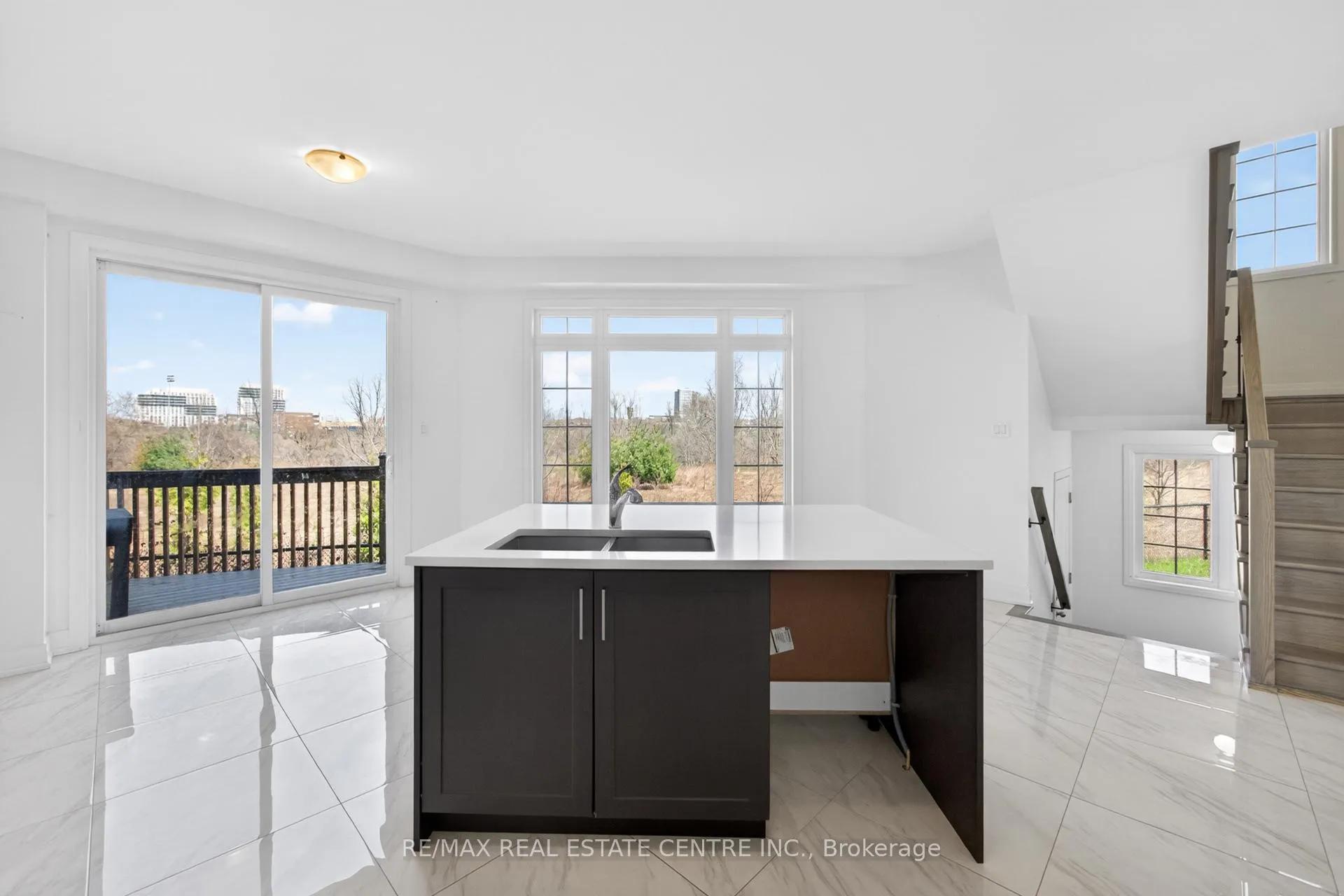 Photo 13 of 423 Royal West Drive, Brampton, Credit Valley — HOMEH