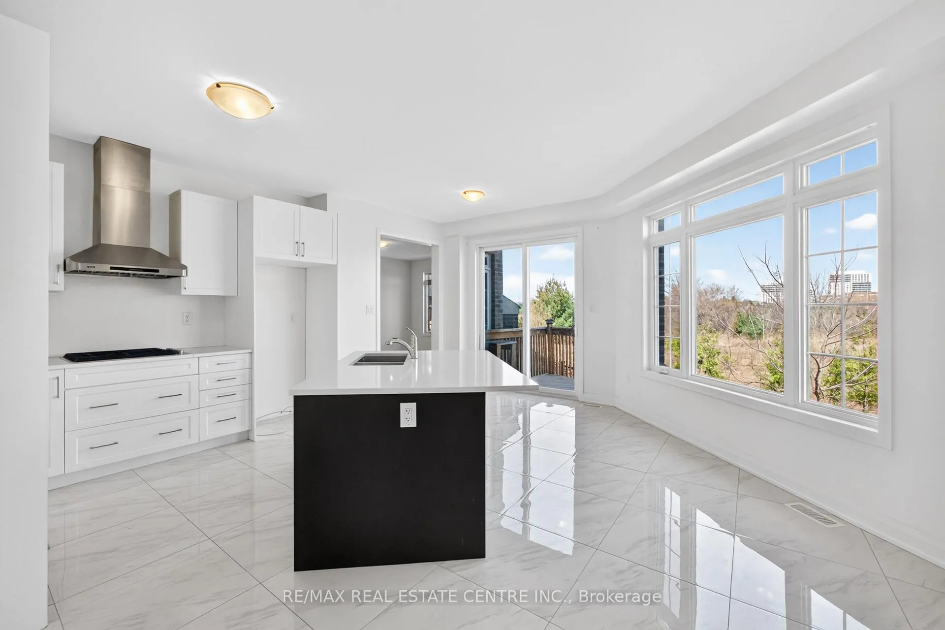 Photo 14 of 423 Royal West Drive, Brampton, Credit Valley — HOMEH