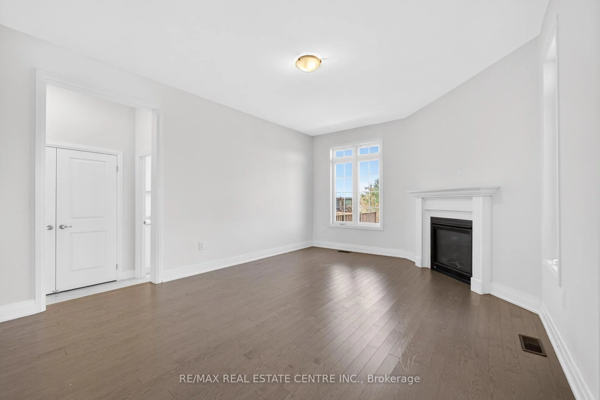 Photo 15 of 423 Royal West Drive, Brampton, Credit Valley — HOMEH
