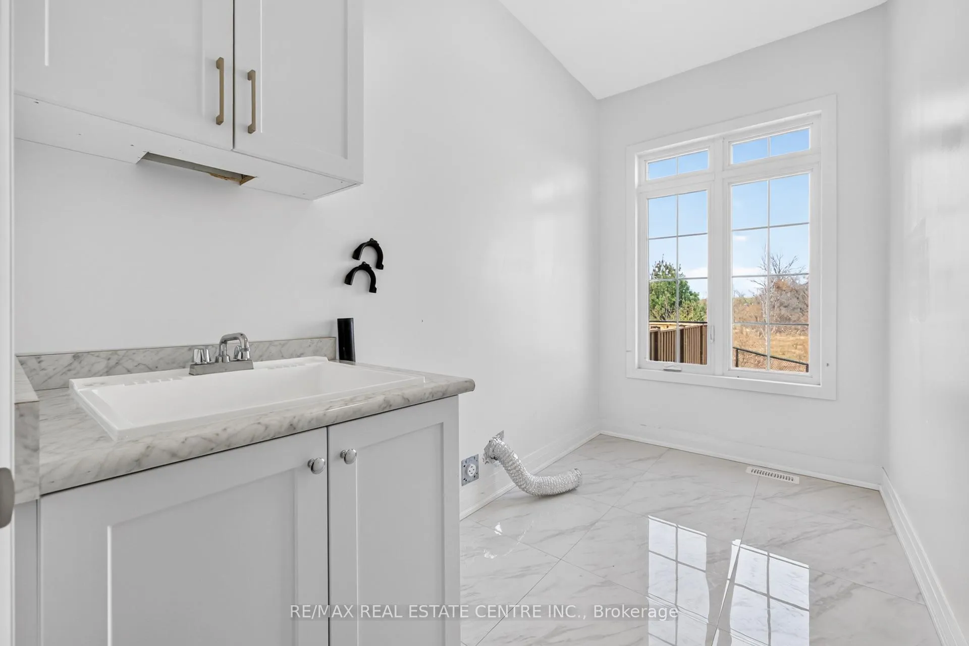 Photo 17 of 423 Royal West Drive, Brampton, Credit Valley — HOMEH
