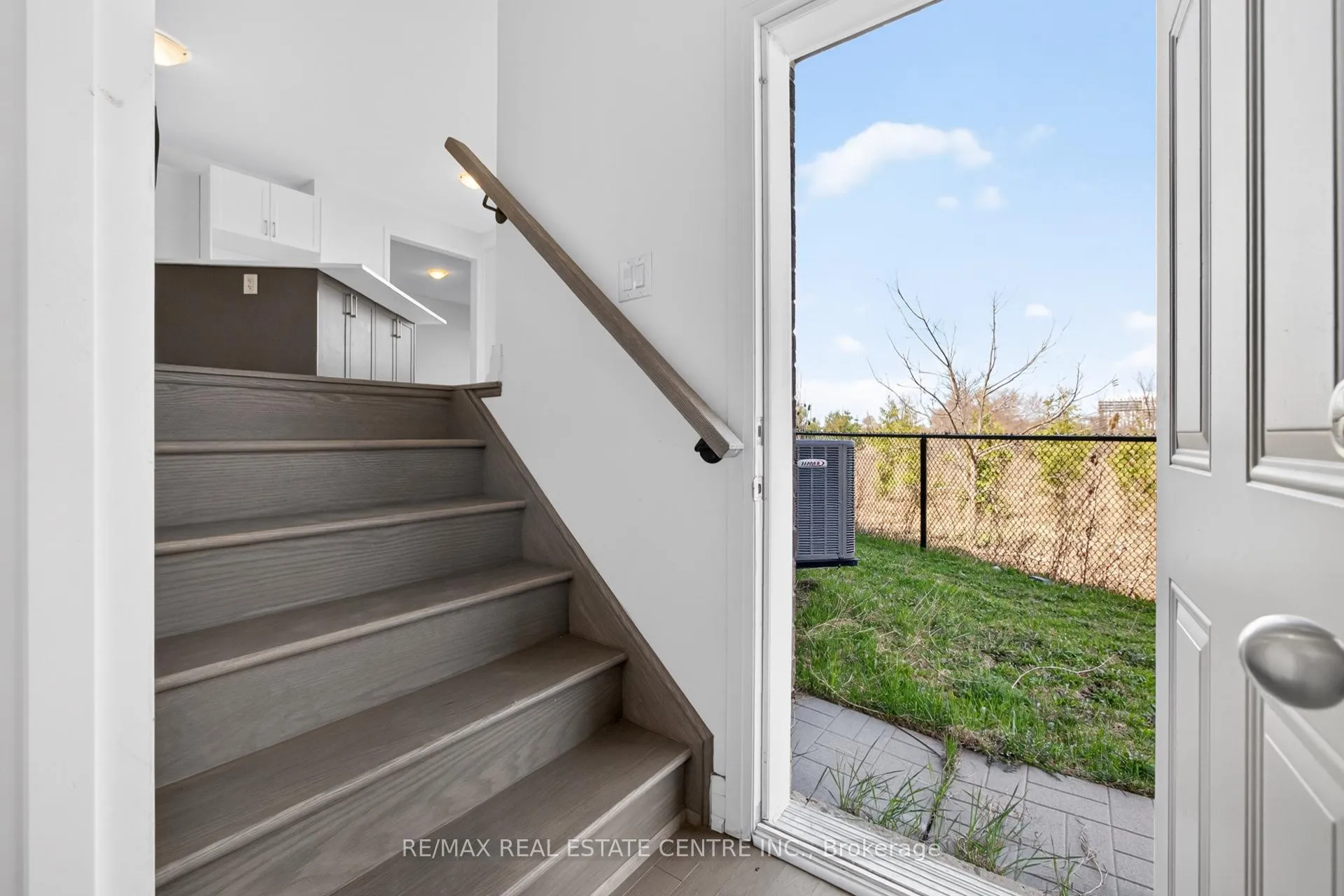 Photo 19 of 423 Royal West Drive, Brampton, Credit Valley — HOMEH