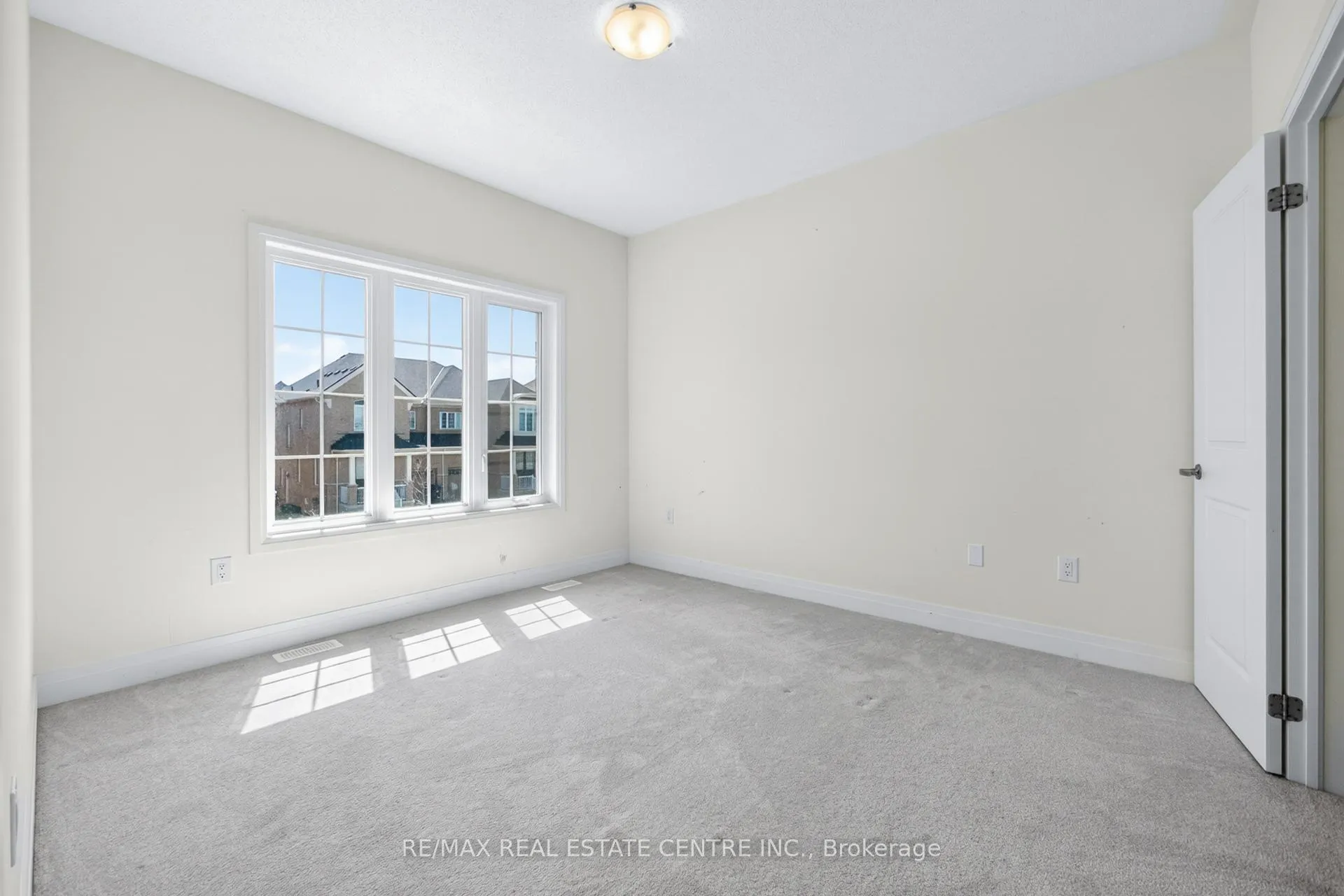 Photo 21 of 423 Royal West Drive, Brampton, Credit Valley — HOMEH