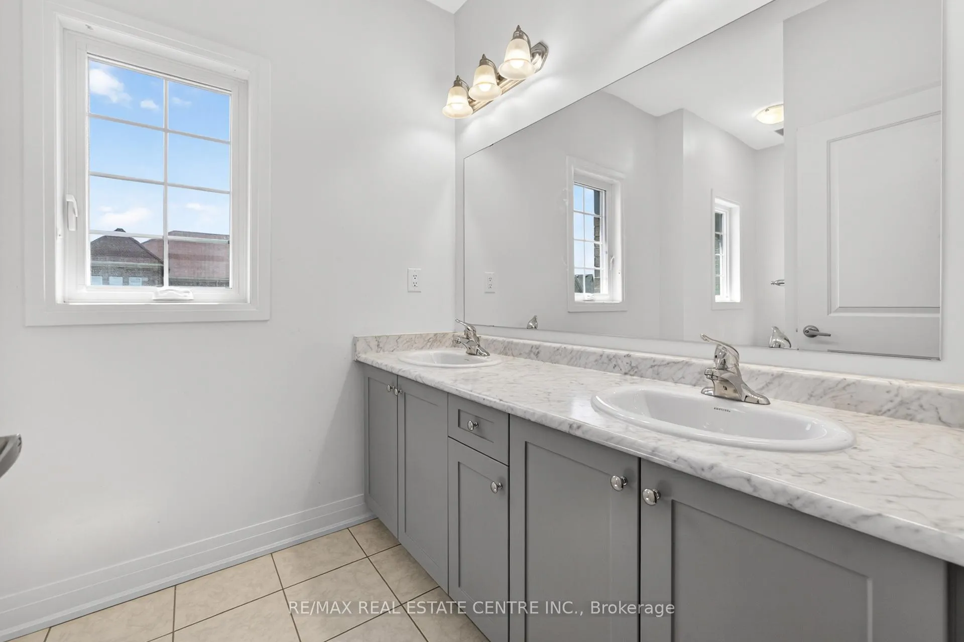 Photo 23 of 423 Royal West Drive, Brampton, Credit Valley — HOMEH