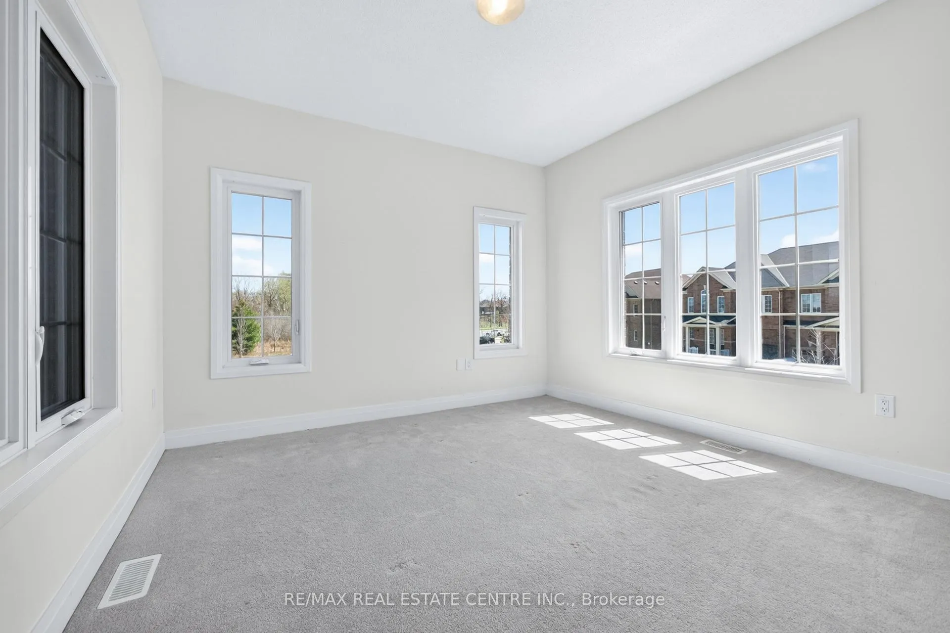 Photo 25 of 423 Royal West Drive, Brampton, Credit Valley — HOMEH