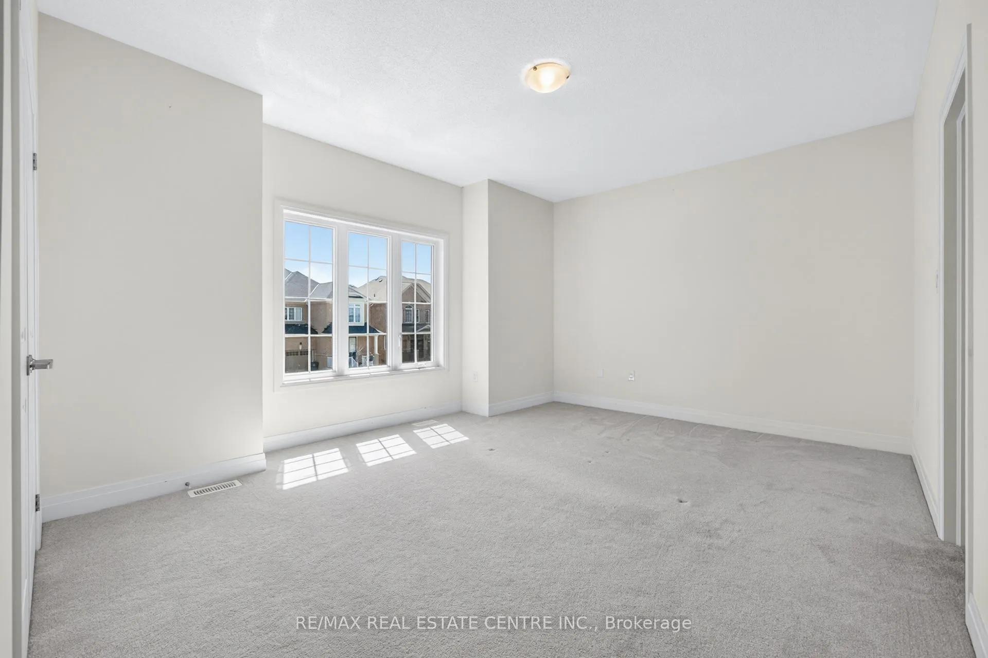 Photo 26 of 423 Royal West Drive, Brampton, Credit Valley — HOMEH