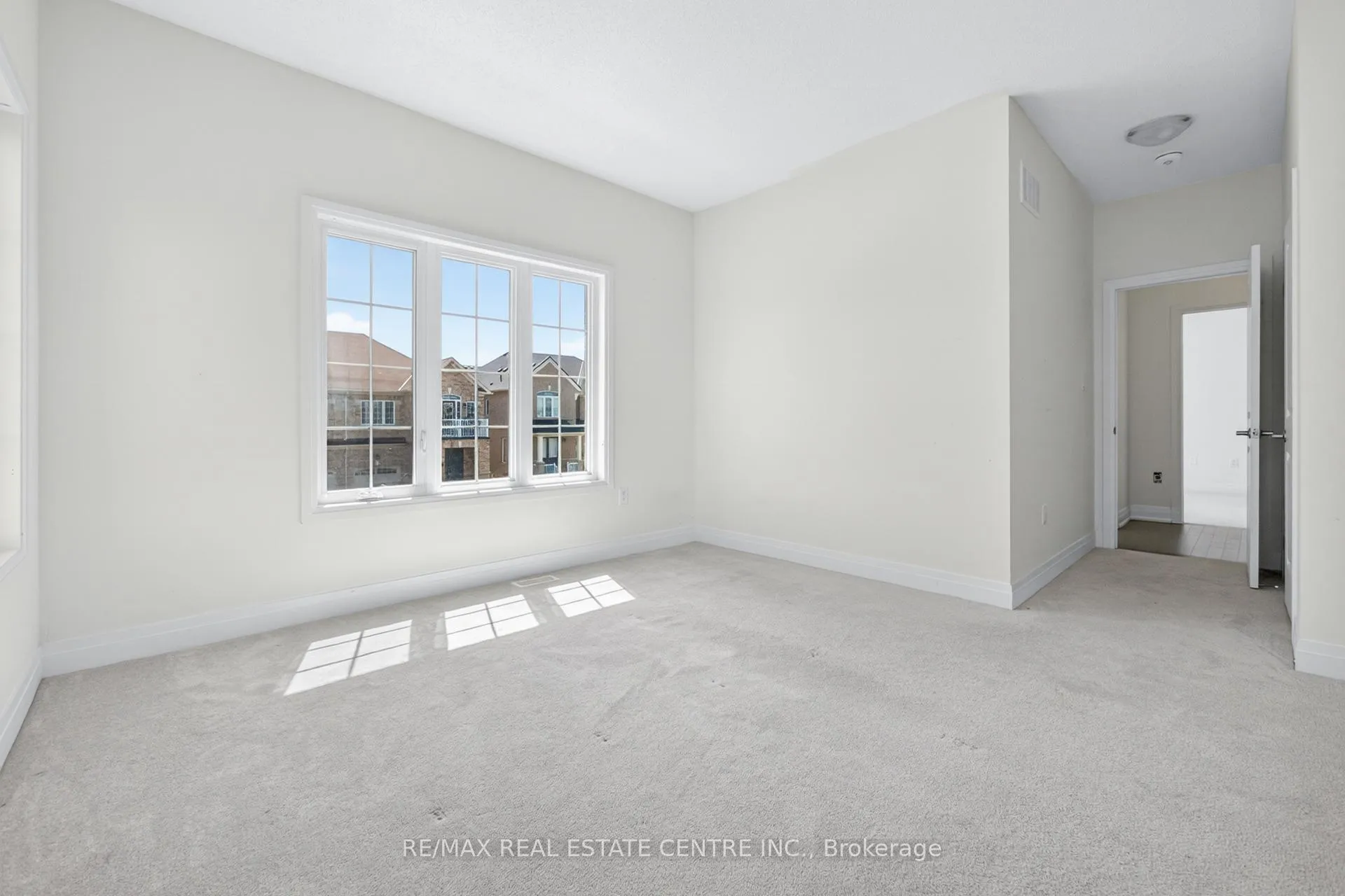 Photo 27 of 423 Royal West Drive, Brampton, Credit Valley — HOMEH