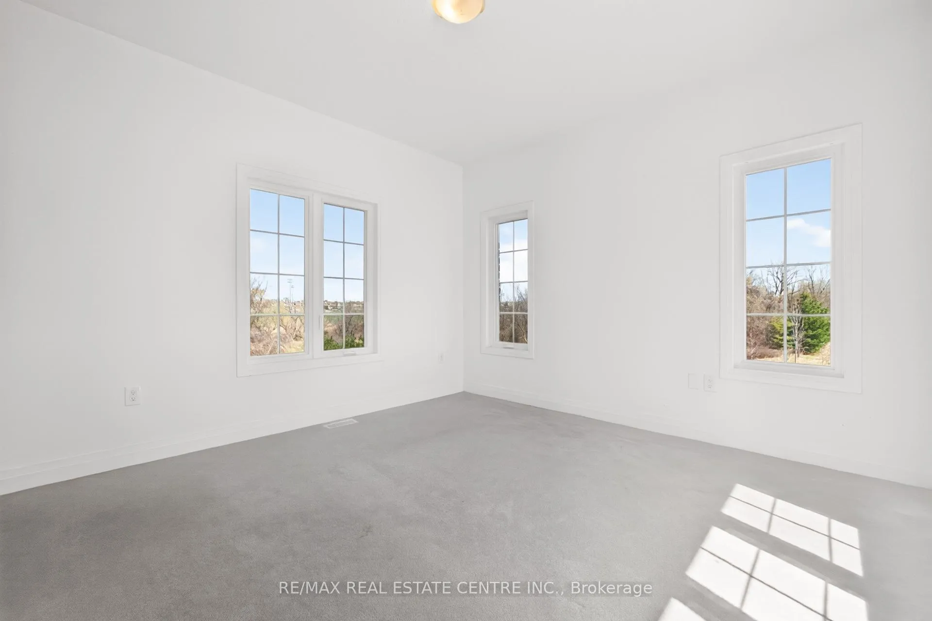 Photo 29 of 423 Royal West Drive, Brampton, Credit Valley — HOMEH