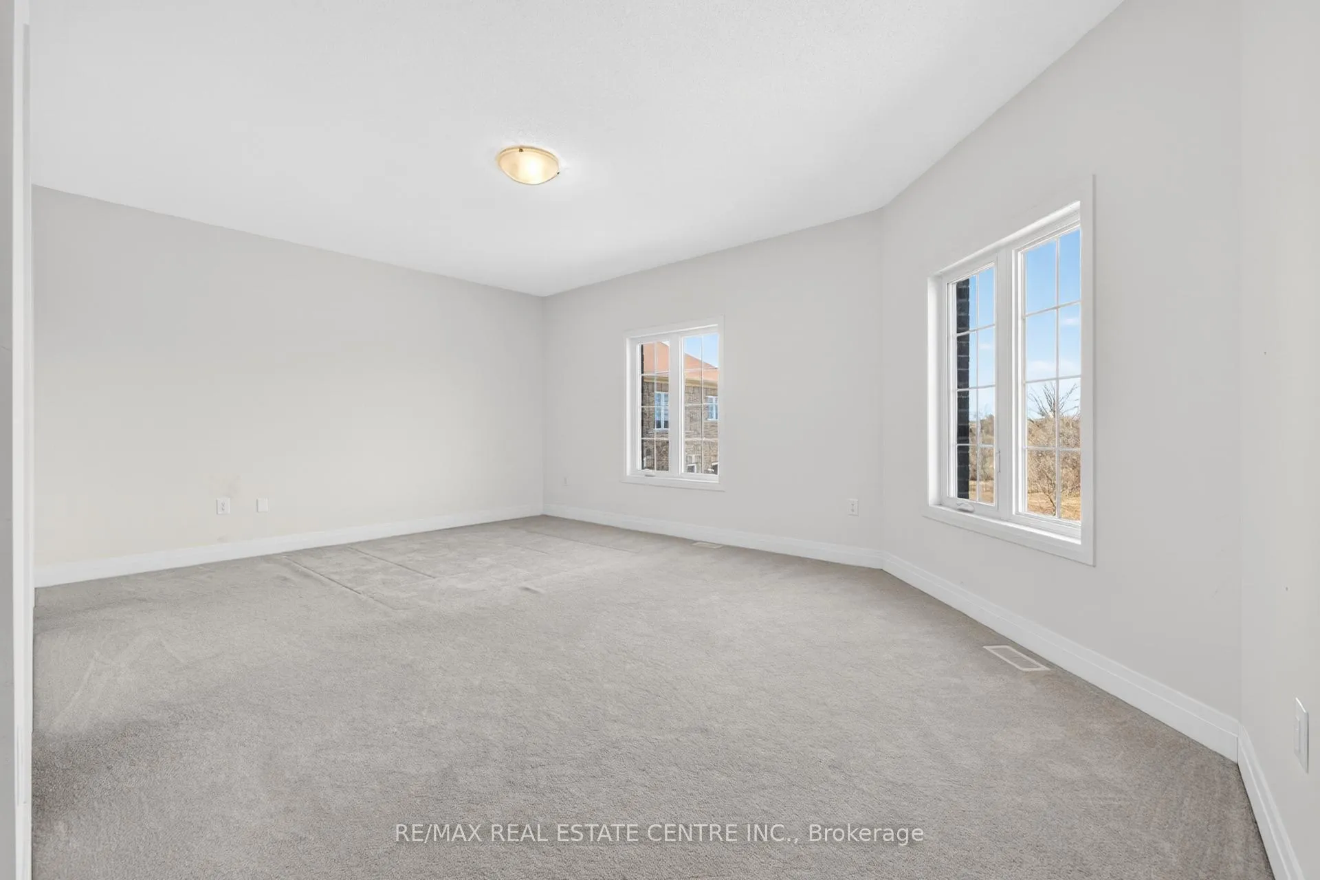 Photo 32 of 423 Royal West Drive, Brampton, Credit Valley — HOMEH