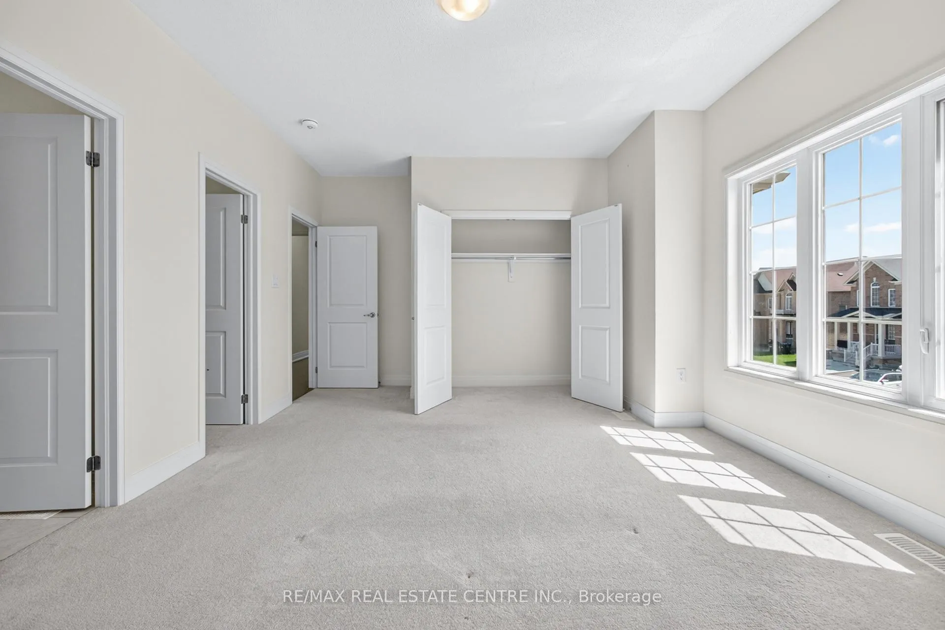 Photo 33 of 423 Royal West Drive, Brampton, Credit Valley — HOMEH
