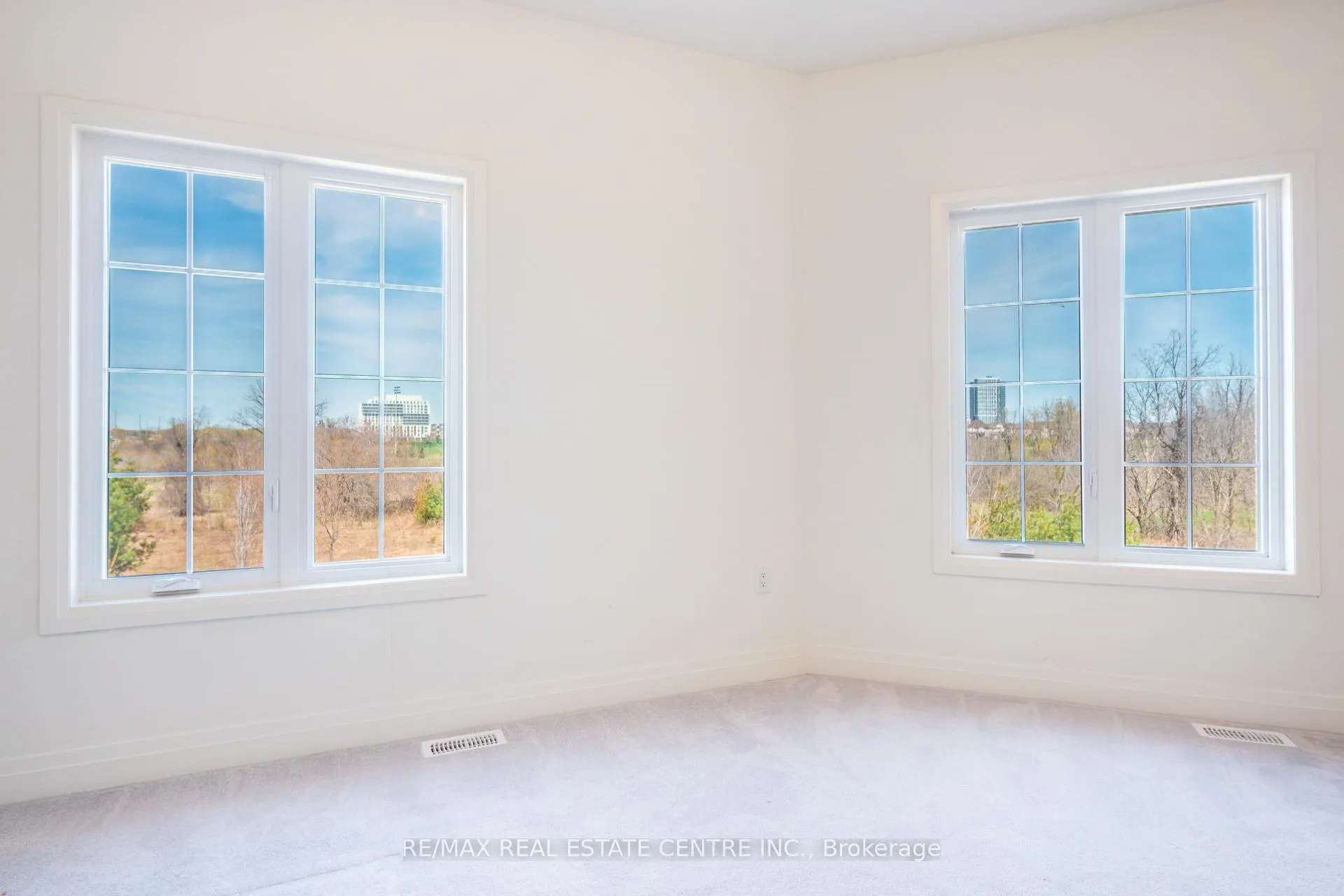 Photo 35 of 423 Royal West Drive, Brampton, Credit Valley — HOMEH