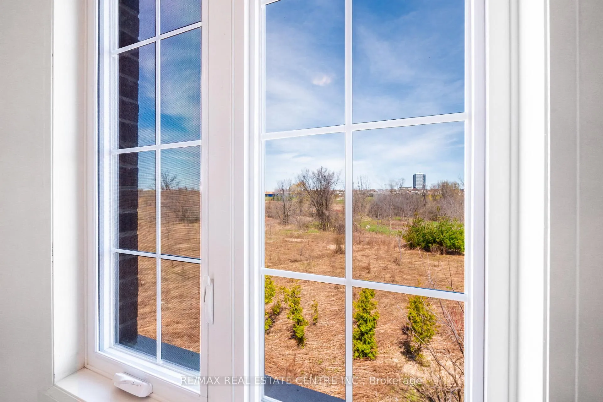 Photo 36 of 423 Royal West Drive, Brampton, Credit Valley — HOMEH