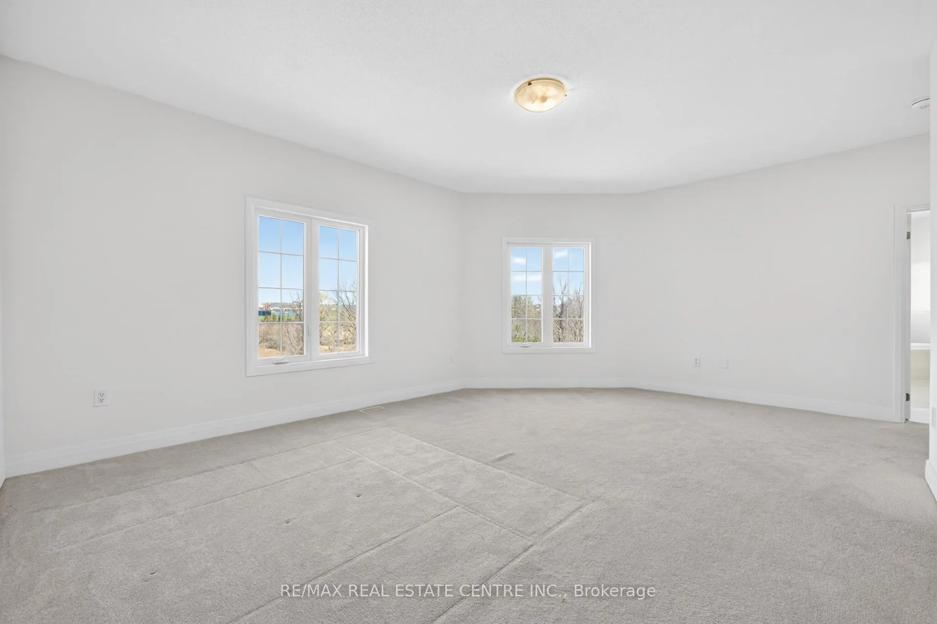 Photo 37 of 423 Royal West Drive, Brampton, Credit Valley — HOMEH