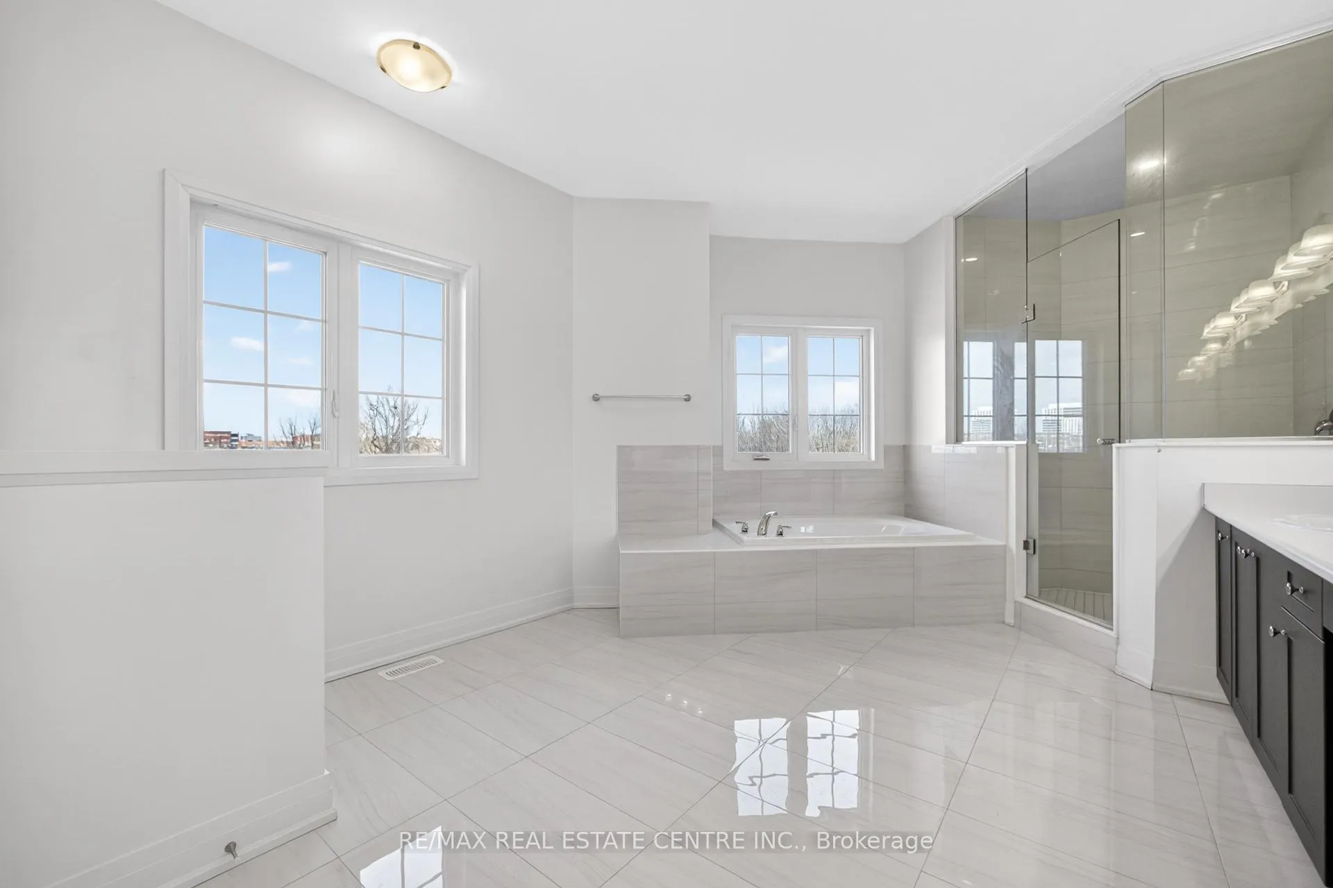Photo 38 of 423 Royal West Drive, Brampton, Credit Valley — HOMEH