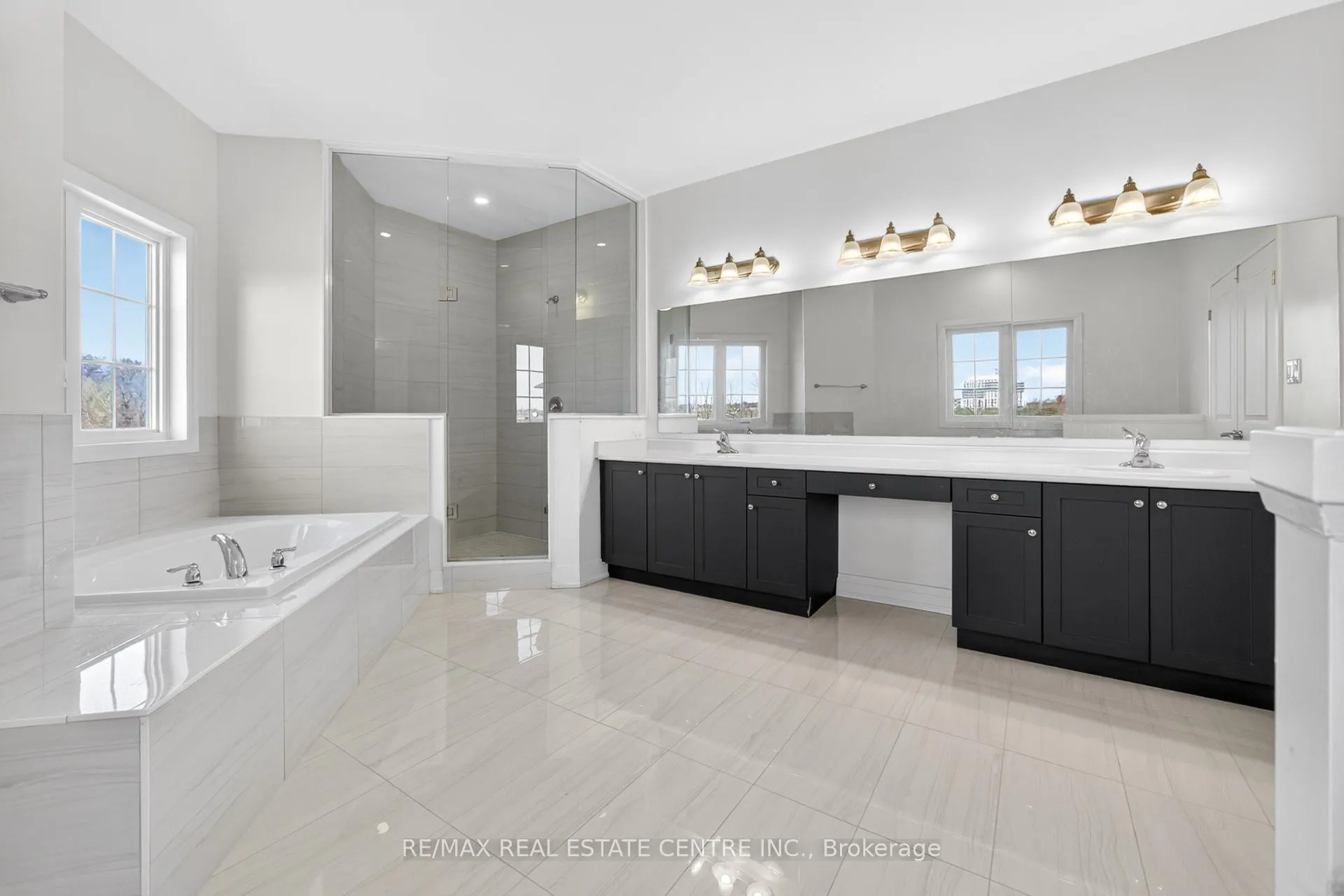 Photo 39 of 423 Royal West Drive, Brampton, Credit Valley — HOMEH