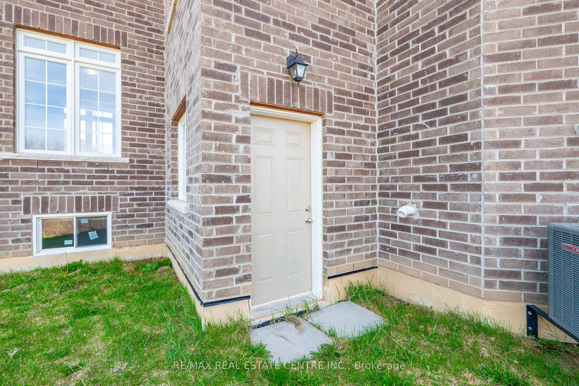 Photo 41 of 423 Royal West Drive, Brampton, Credit Valley — HOMEH