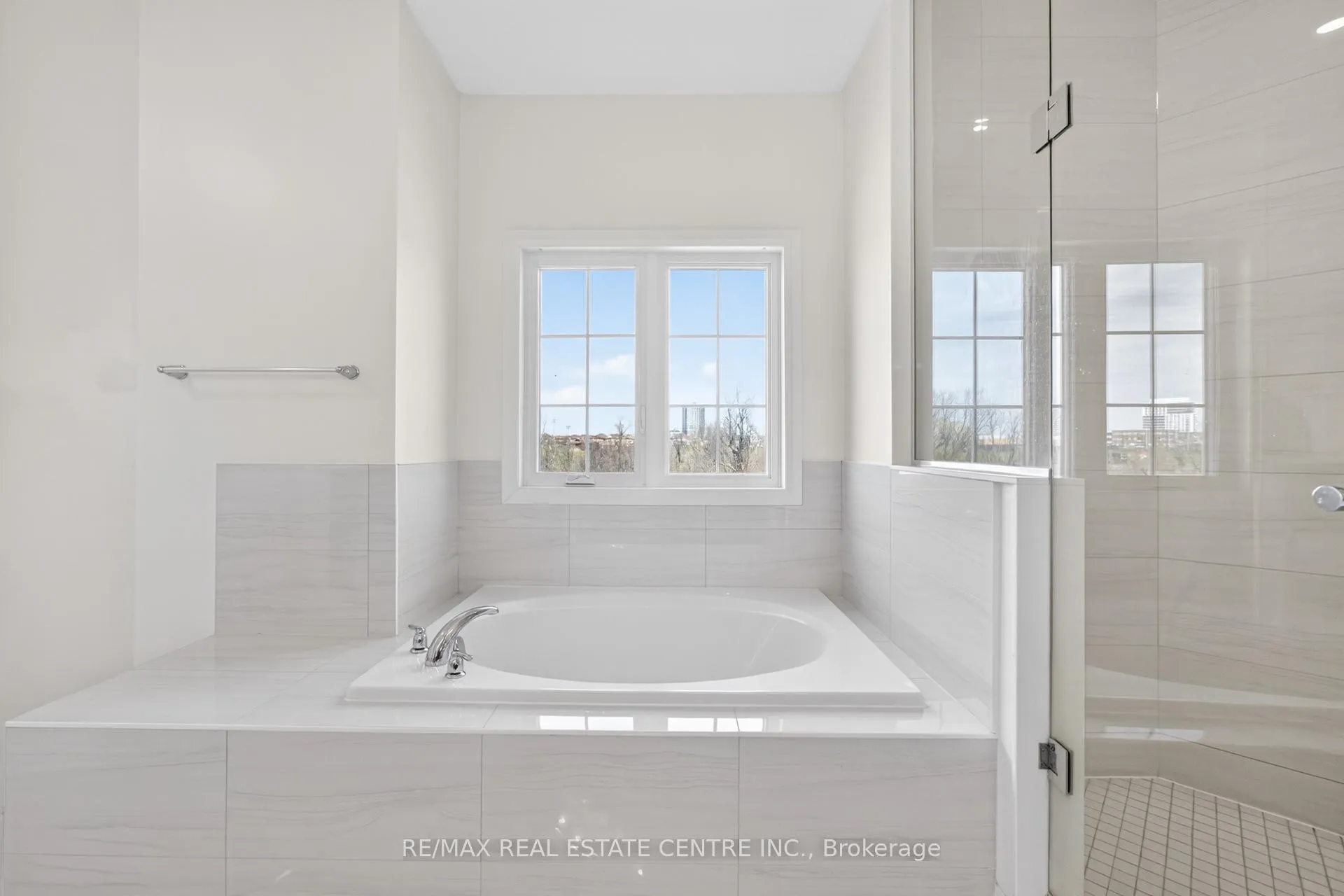 Photo 40 of 423 Royal West Drive, Brampton, Credit Valley — HOMEH