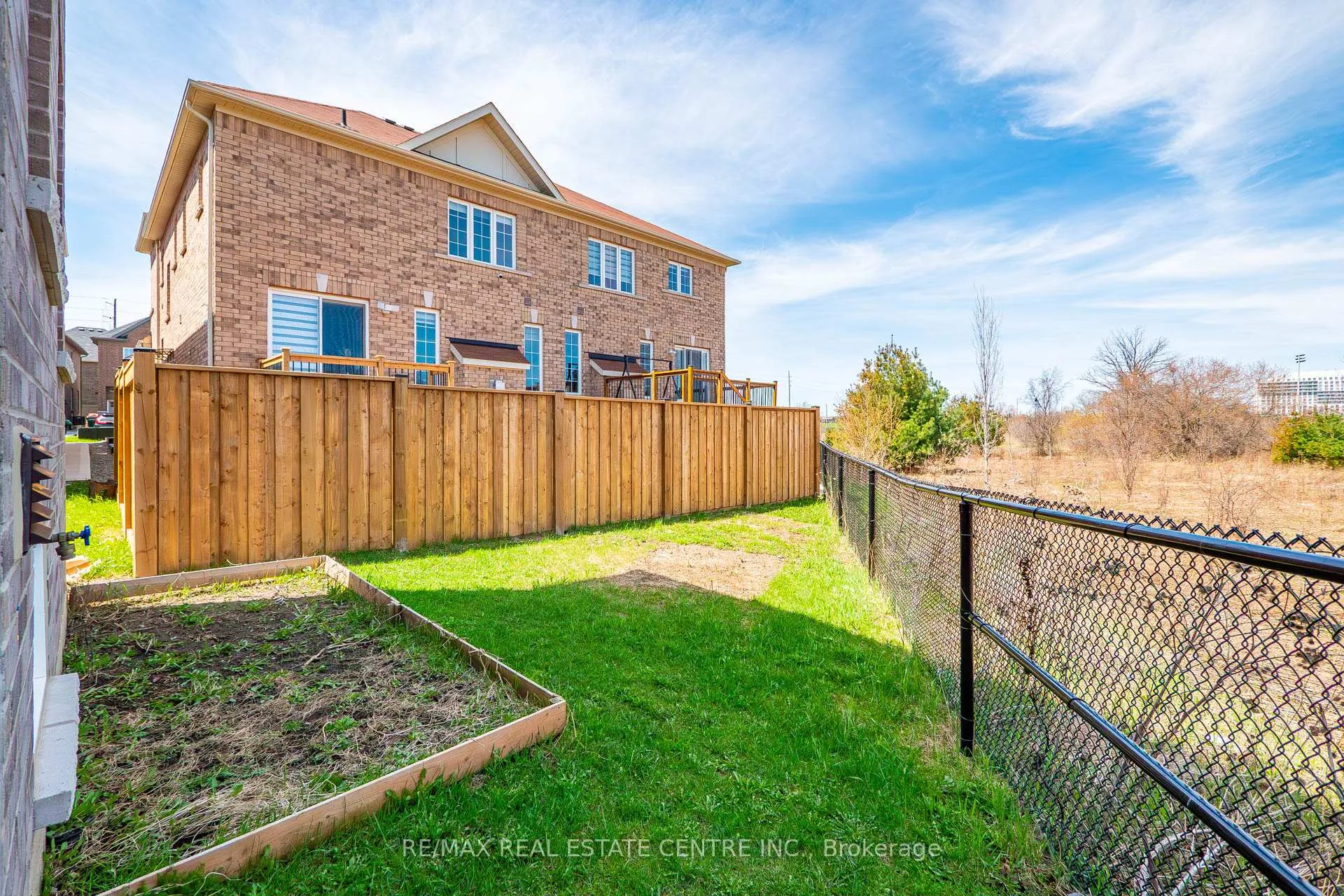Photo 45 of 423 Royal West Drive, Brampton, Credit Valley — HOMEH