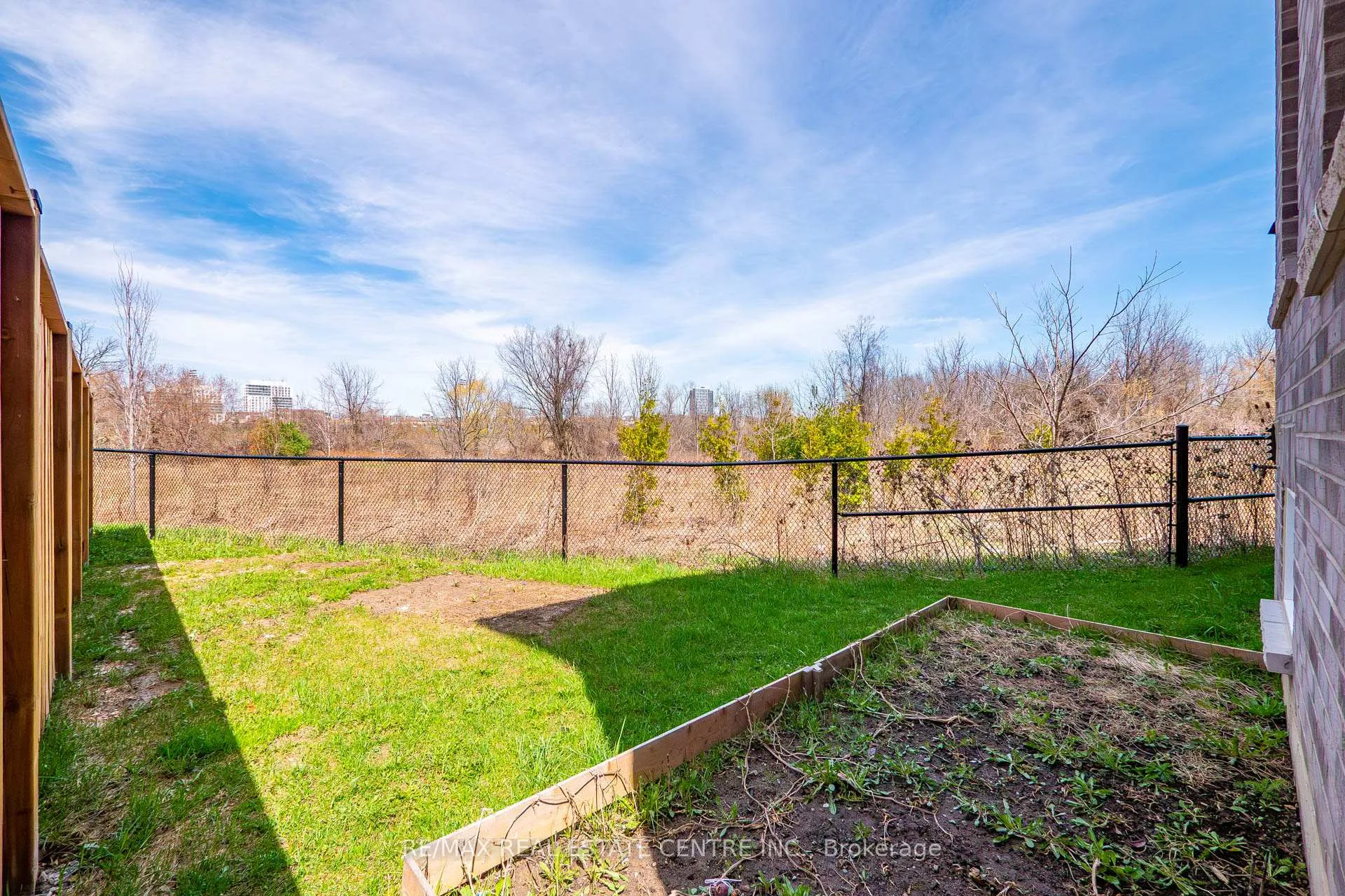 Photo 46 of 423 Royal West Drive, Brampton, Credit Valley — HOMEH