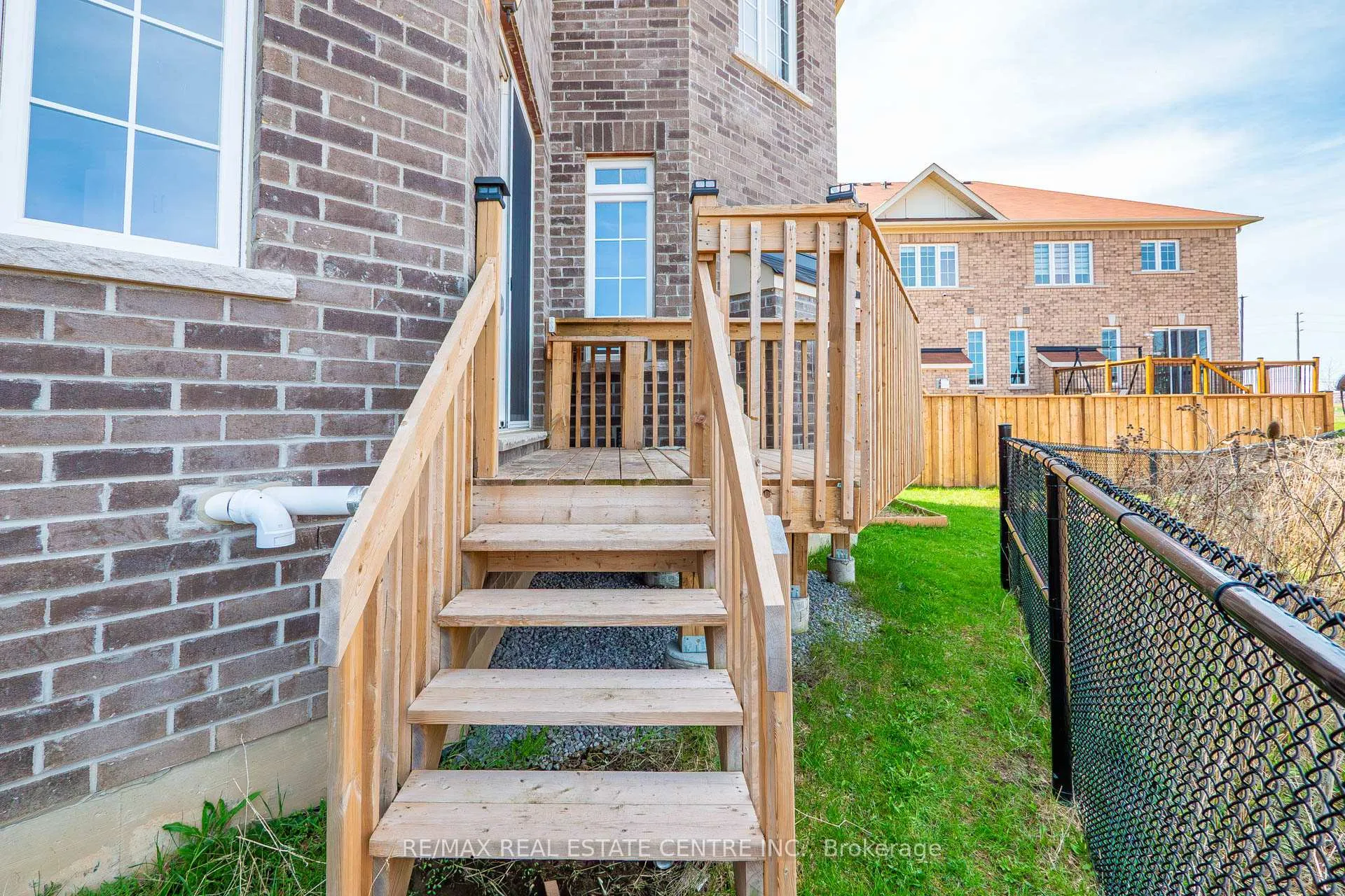 Photo 47 of 423 Royal West Drive, Brampton, Credit Valley — HOMEH