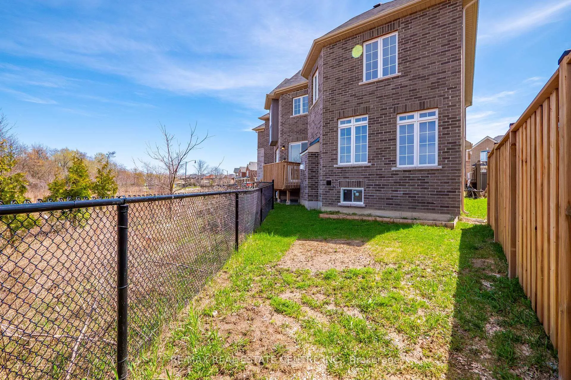 Photo 48 of 423 Royal West Drive, Brampton, Credit Valley — HOMEH