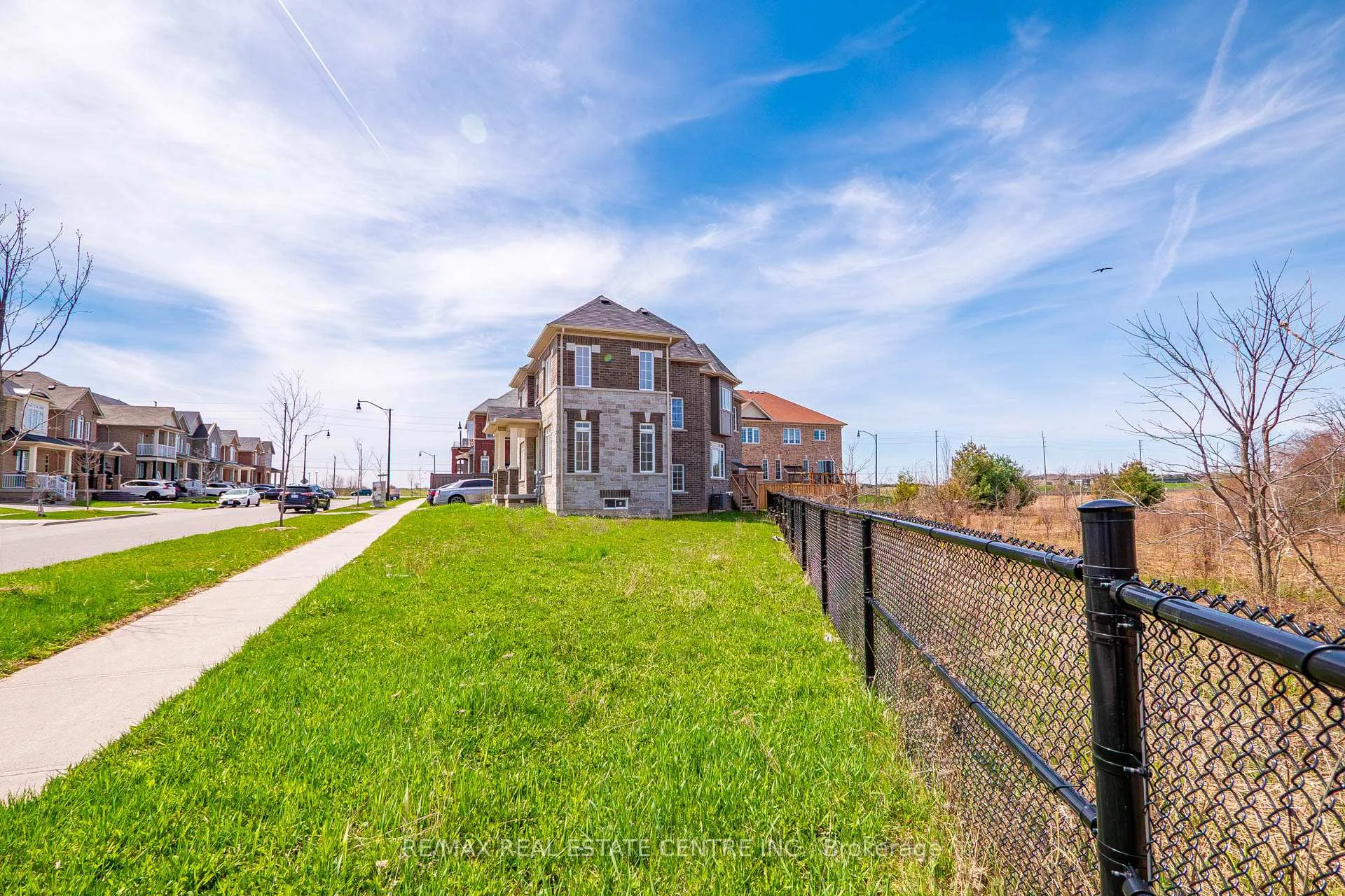 Photo 49 of 423 Royal West Drive, Brampton, Credit Valley — HOMEH
