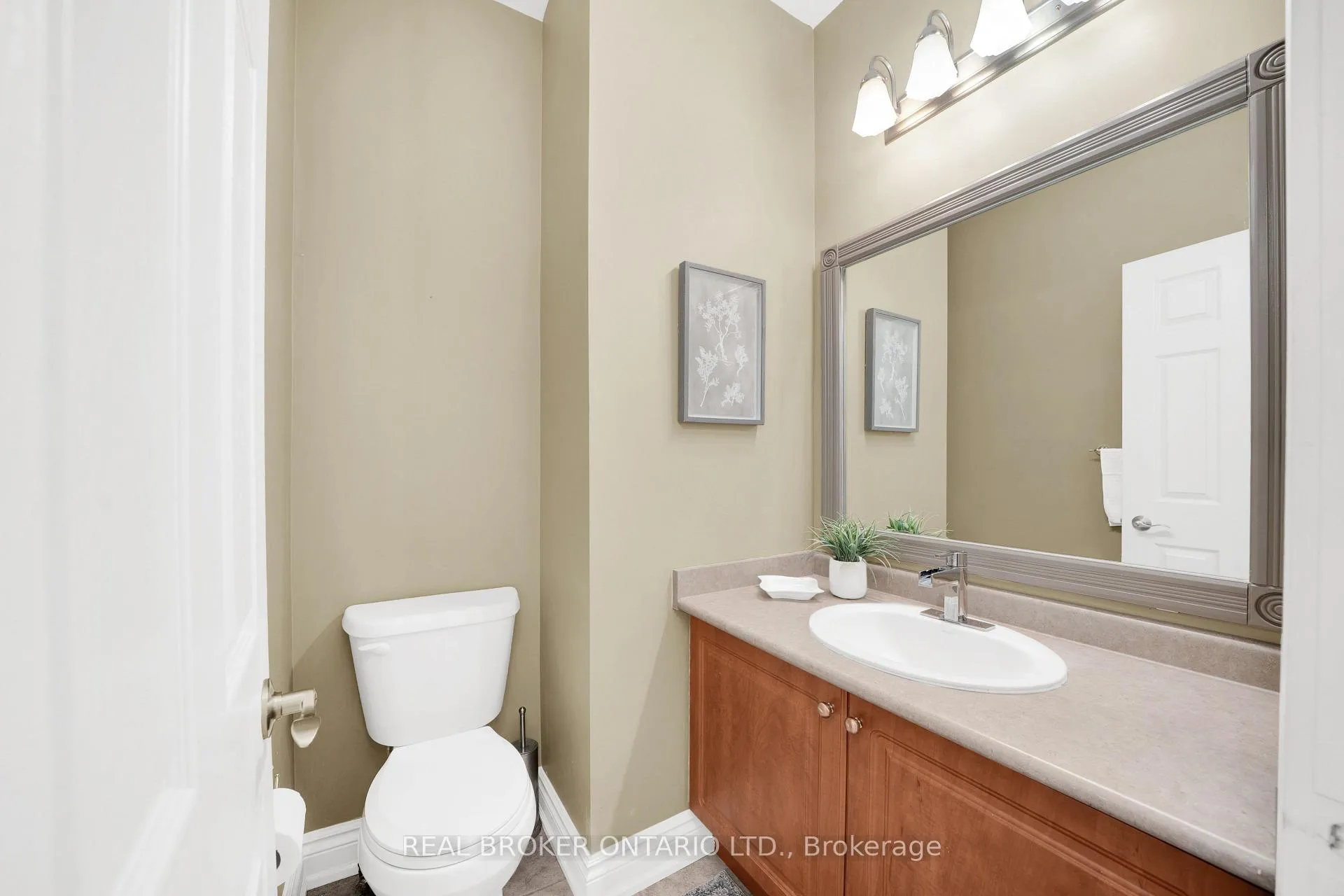 Photo 10 of 217 Ellis Crescent, Milton, Dempsey — HOMEH