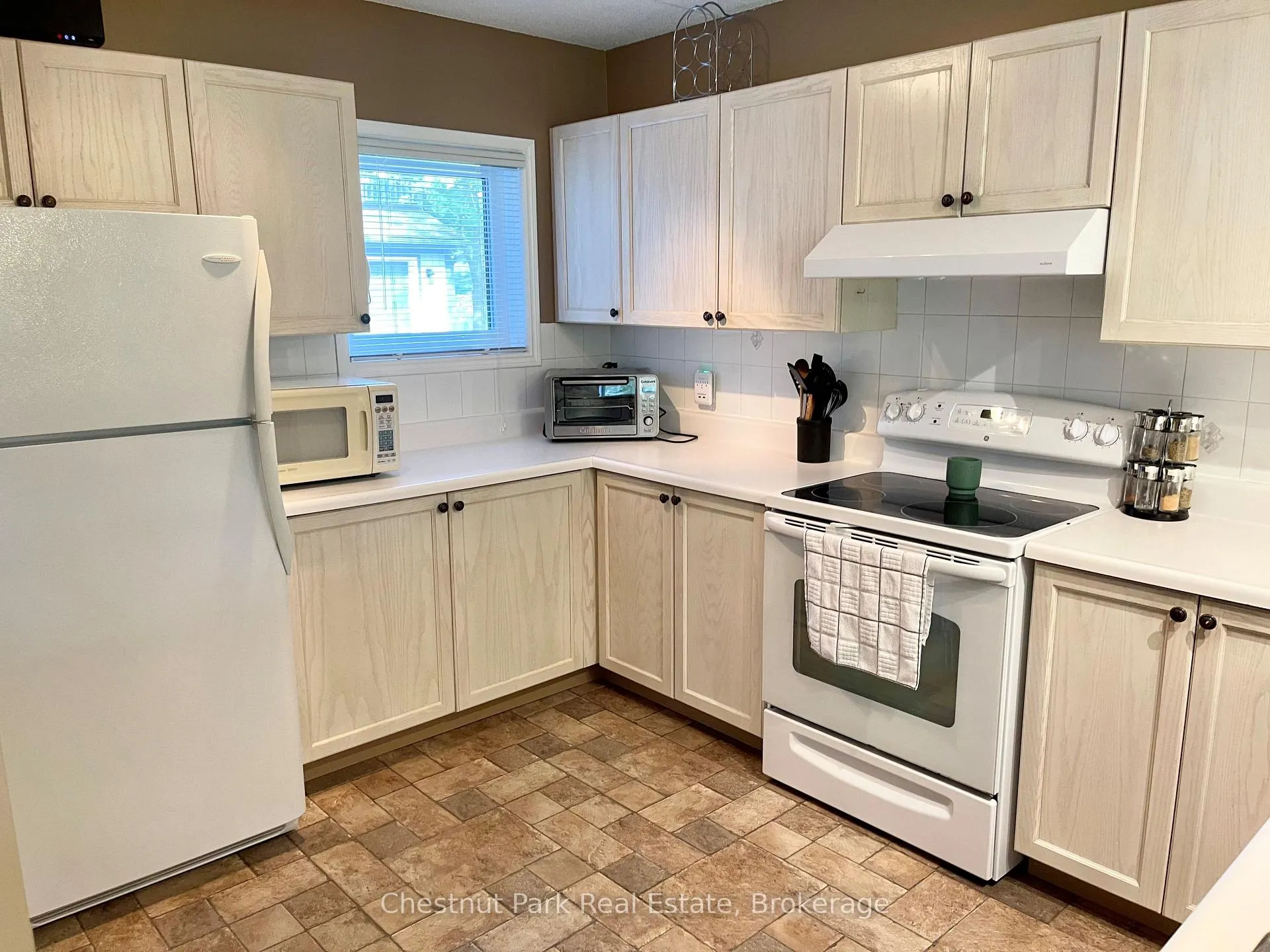 Photo 3 of 812 Suncrest Circle, Collingwood — HOMEH