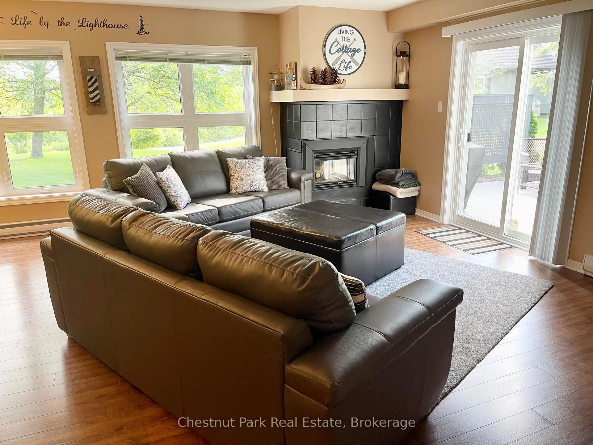 Photo 4 of 812 Suncrest Circle, Collingwood — HOMEH