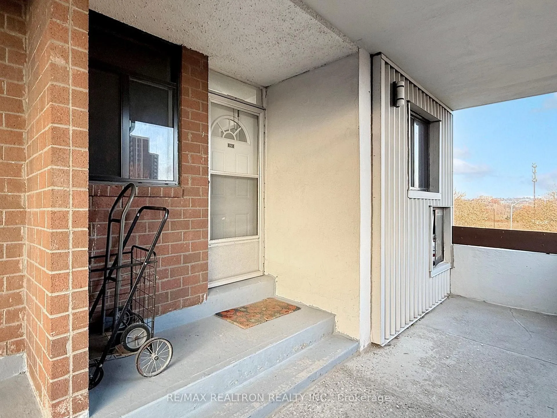 Photo 4 of Unit 312, 150 Leeward Glenway, Toronto, Flemingdon Park — HOMEH