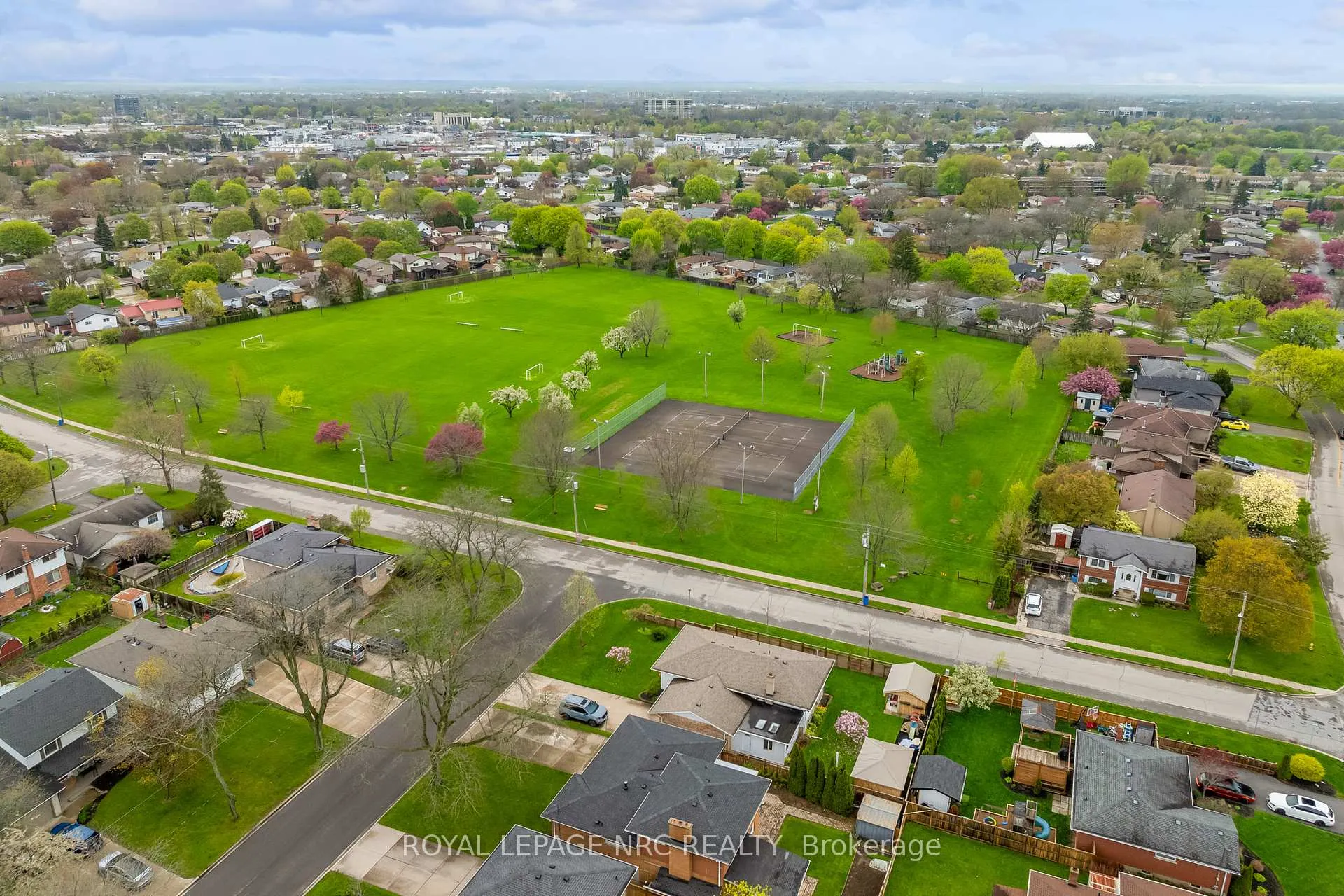 Photo 6 of 17 Baraniuk Street, St. Catharines, Lakeport — HOMEH