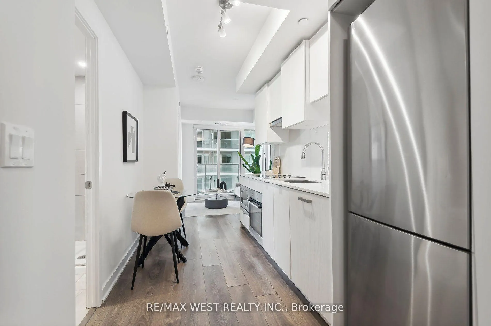 Photo 3 of Unit 2215, 195 Redpath Avenue, Toronto, Mount Pleasant West — HOMEH