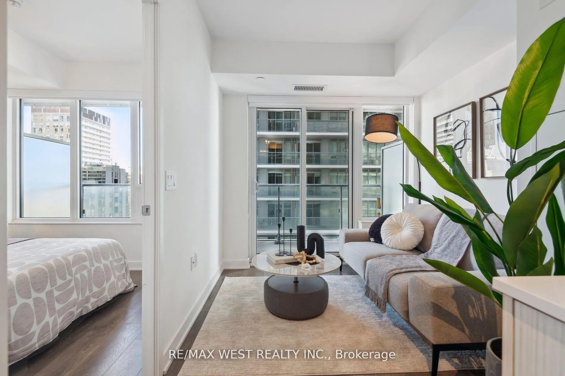 Photo 4 of Unit 2215, 195 Redpath Avenue, Toronto, Mount Pleasant West — HOMEH