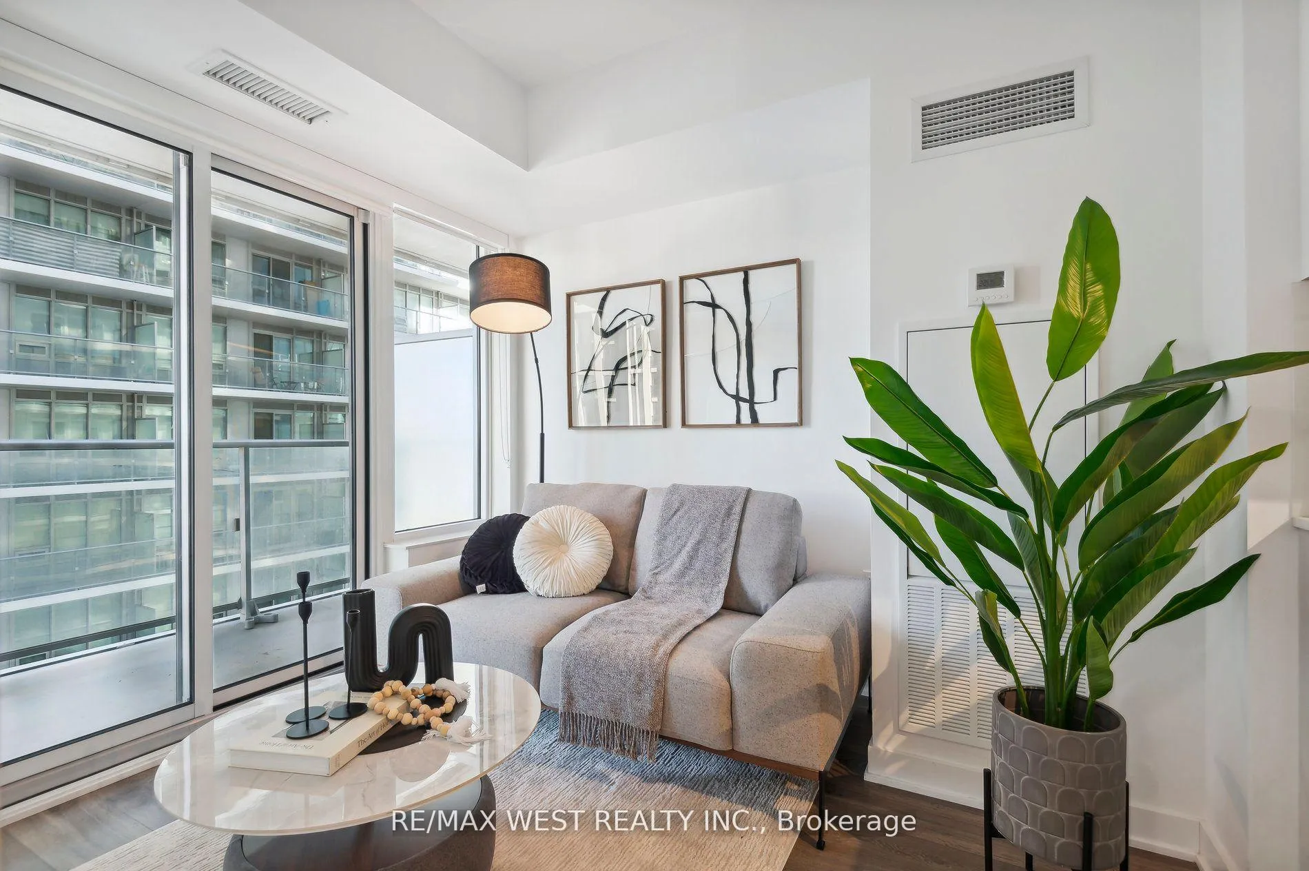 Photo 5 of Unit 2215, 195 Redpath Avenue, Toronto, Mount Pleasant West — HOMEH